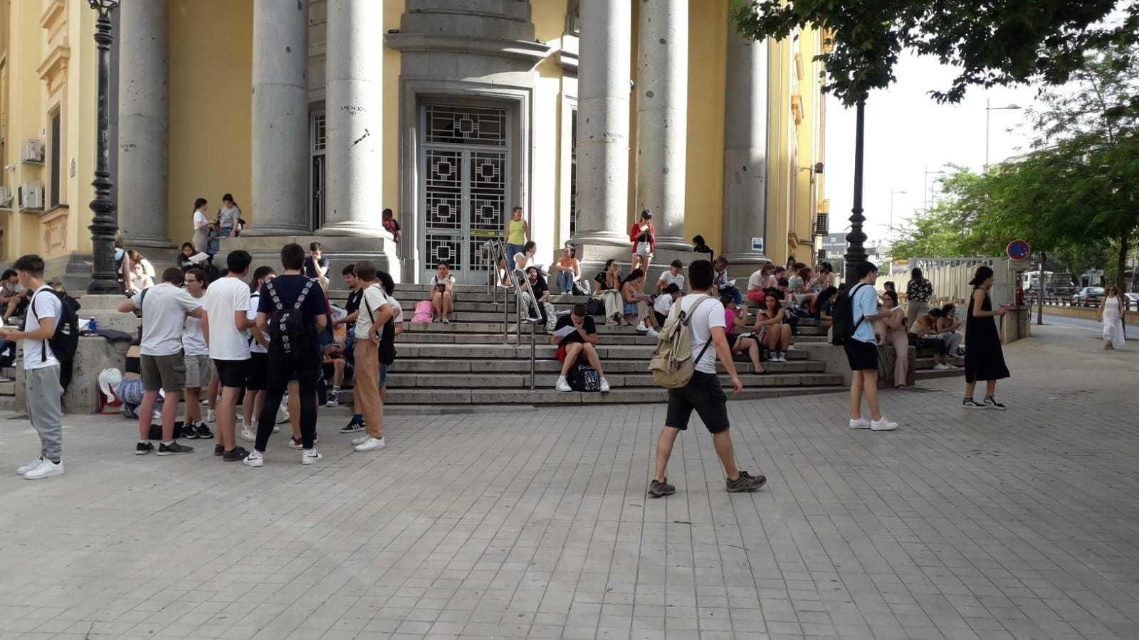 Alumnos a la puerta del V Centenario.