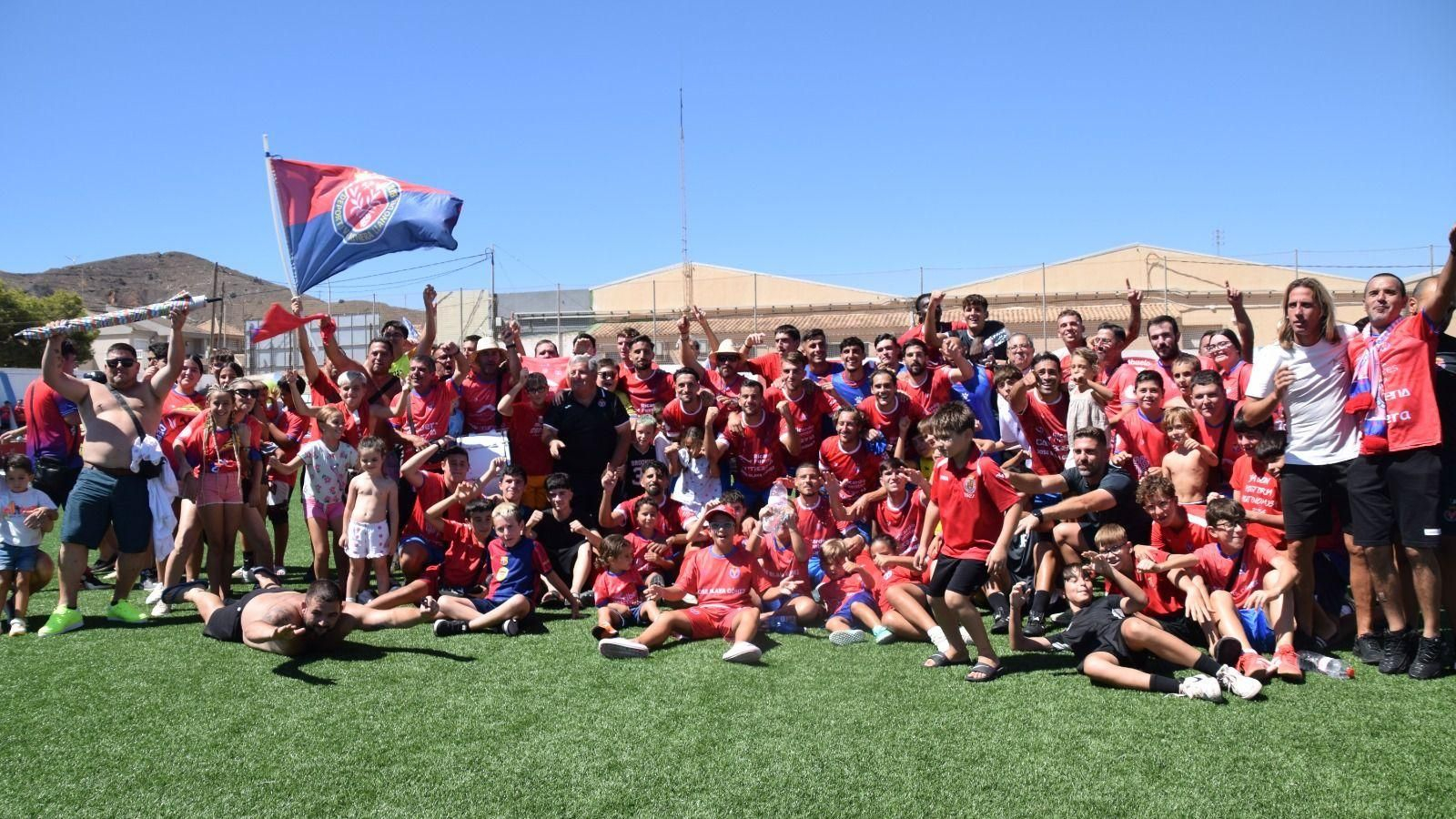 Jugadores y técnicos de la Minera celebran su triunfo ante el Yeclano que les daba la Copa Federación de Murcia.