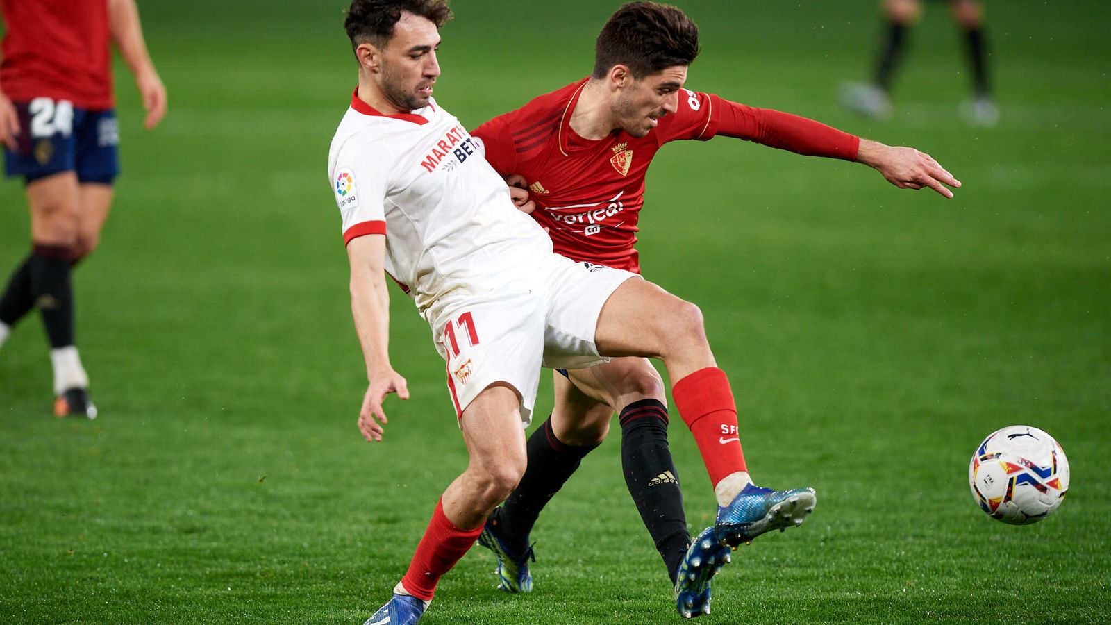Munir trata de controlar un balón ante Nacho Vidal.
