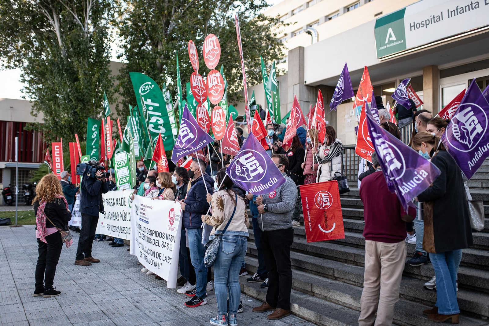Imágenes  de la concentración sindical de sanitarios en el Infanta Elena