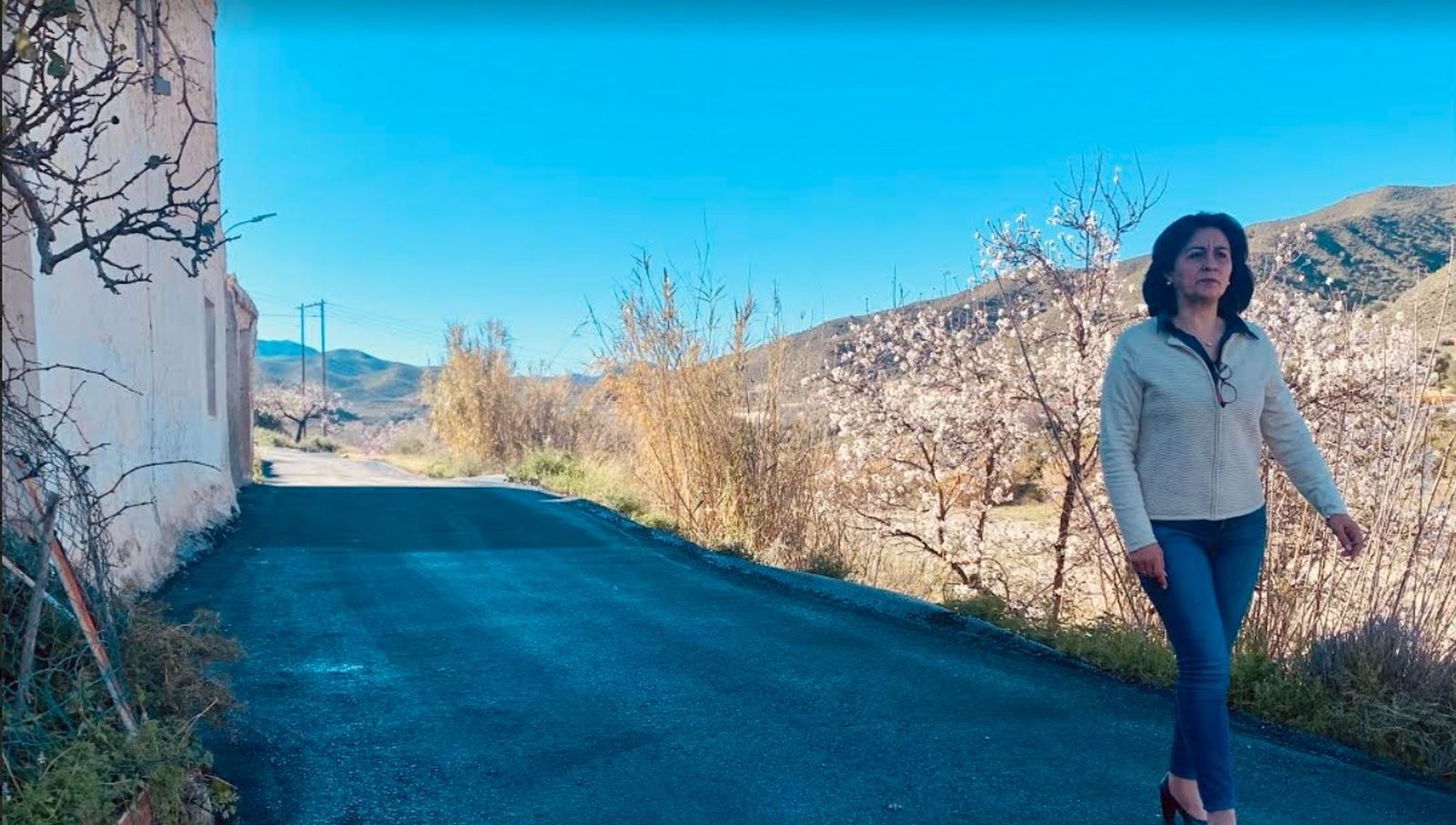 Puri Sánchez, alcaldesa de Cantoria, durante una visita a la finalización de obras.