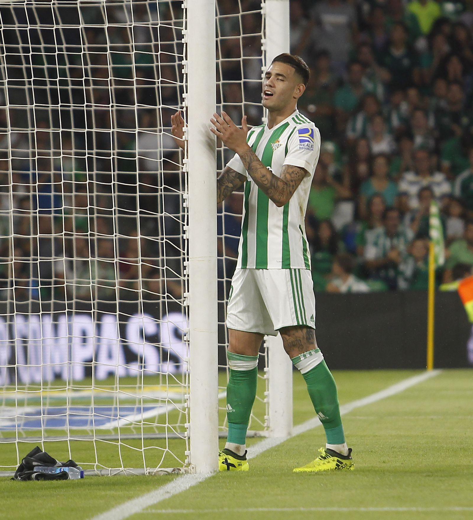 Sanabria se lamenta tras una acción fallada.