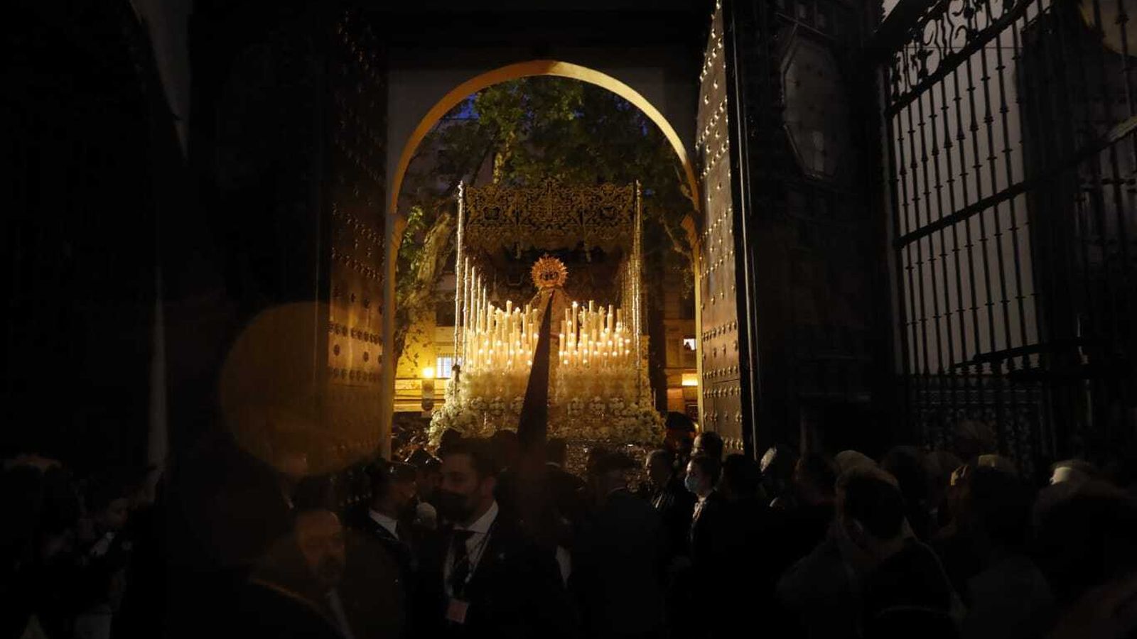 El palio de Las Aguas se refugia en La Magdalena