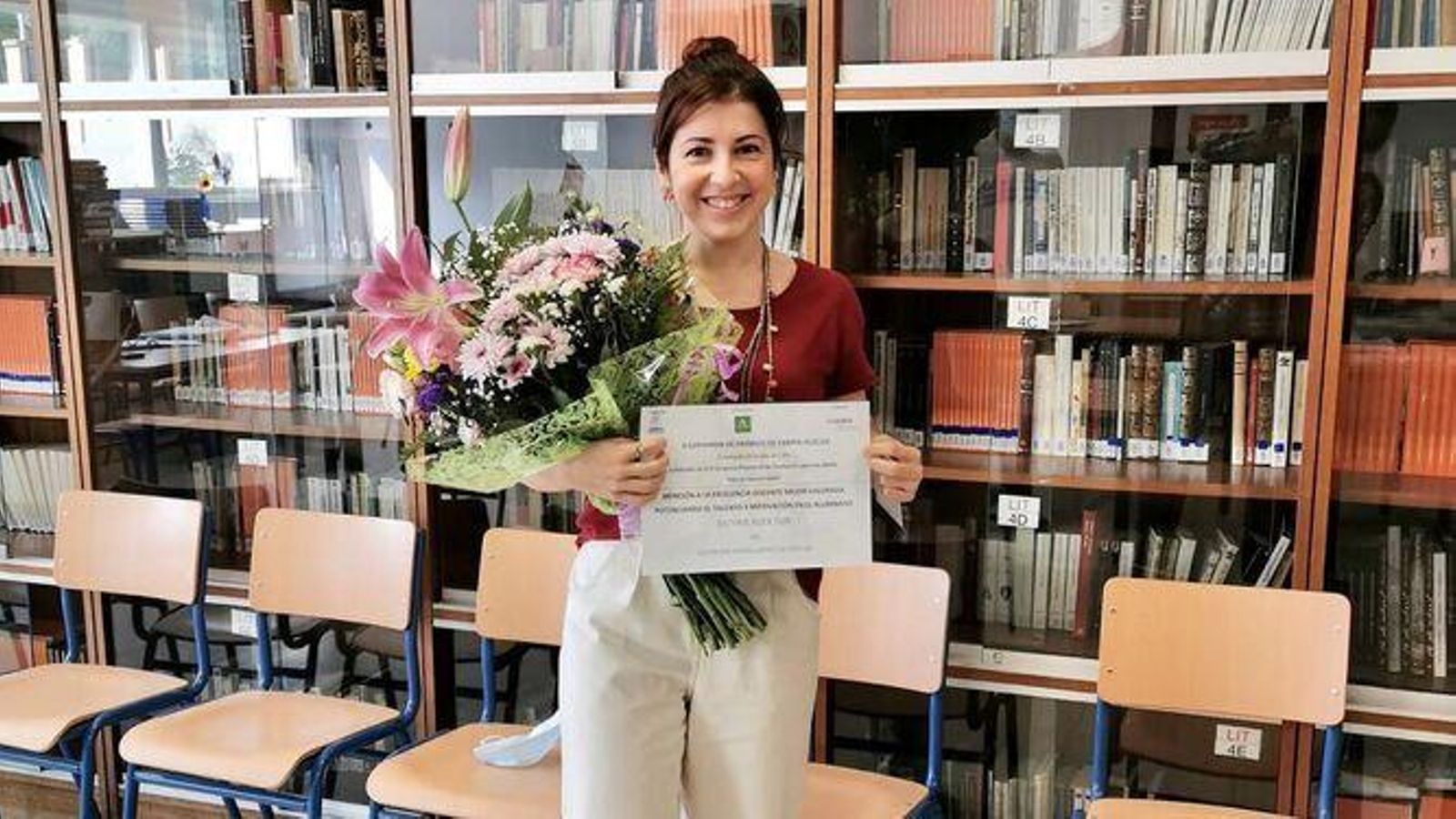 La profesora del IES Pintor Pedro Gómez, Esther Alex Tur en 2020 con el reconocimiento FAMPA .