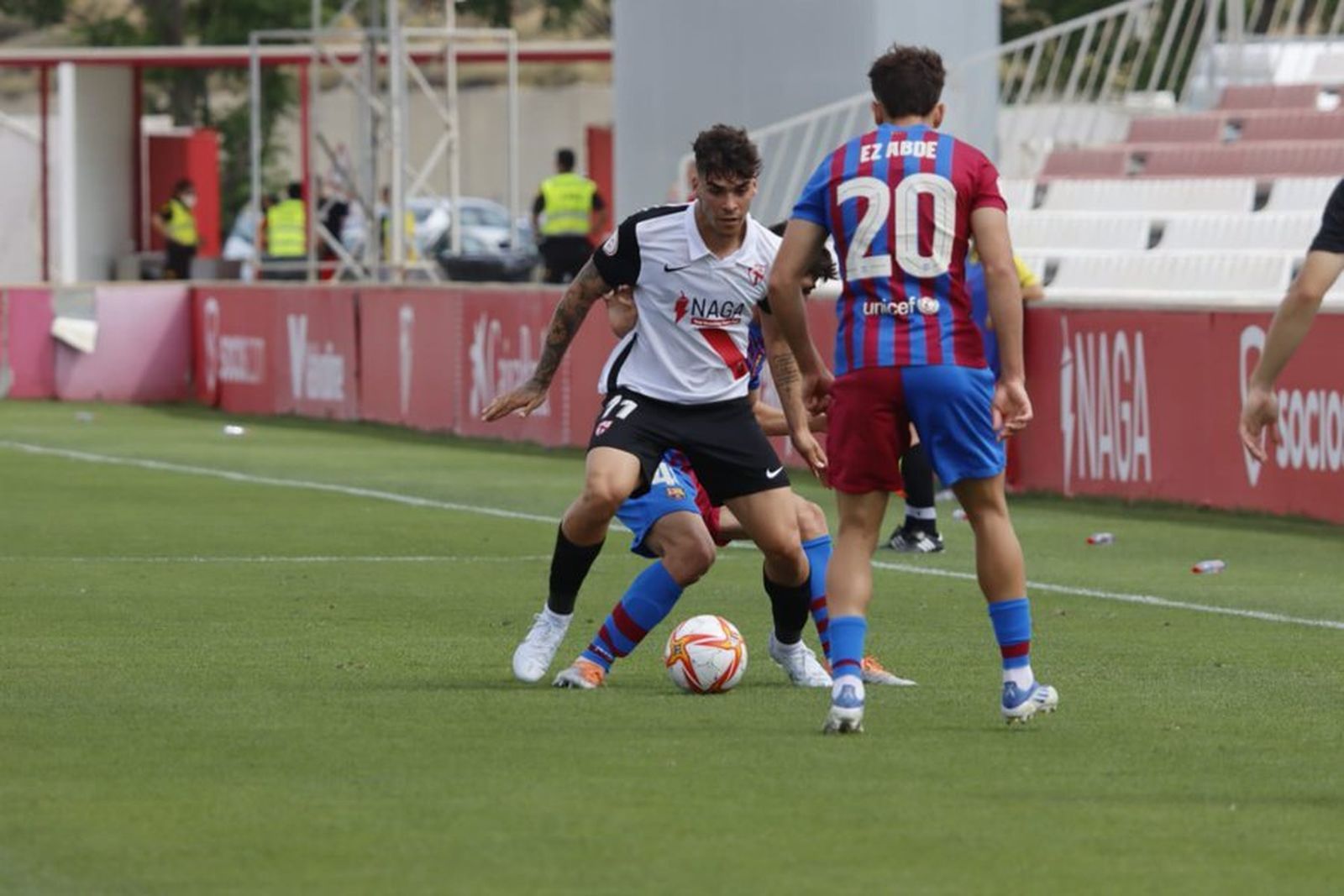 Isaac, autor del 1-0, intenta un avance junto a la banda ante Abde.