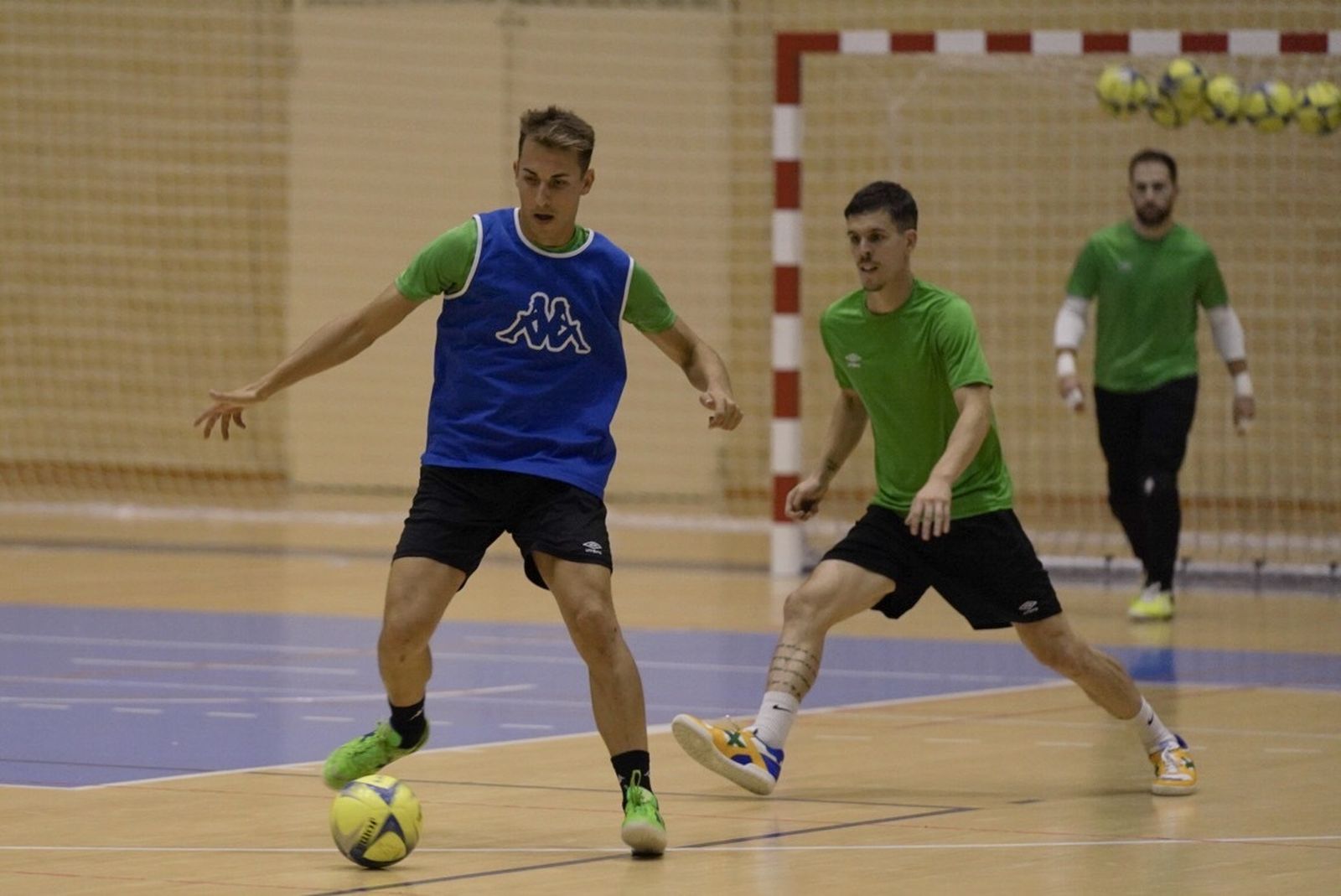 Koseky controla el balón ante la presencia de Keko.