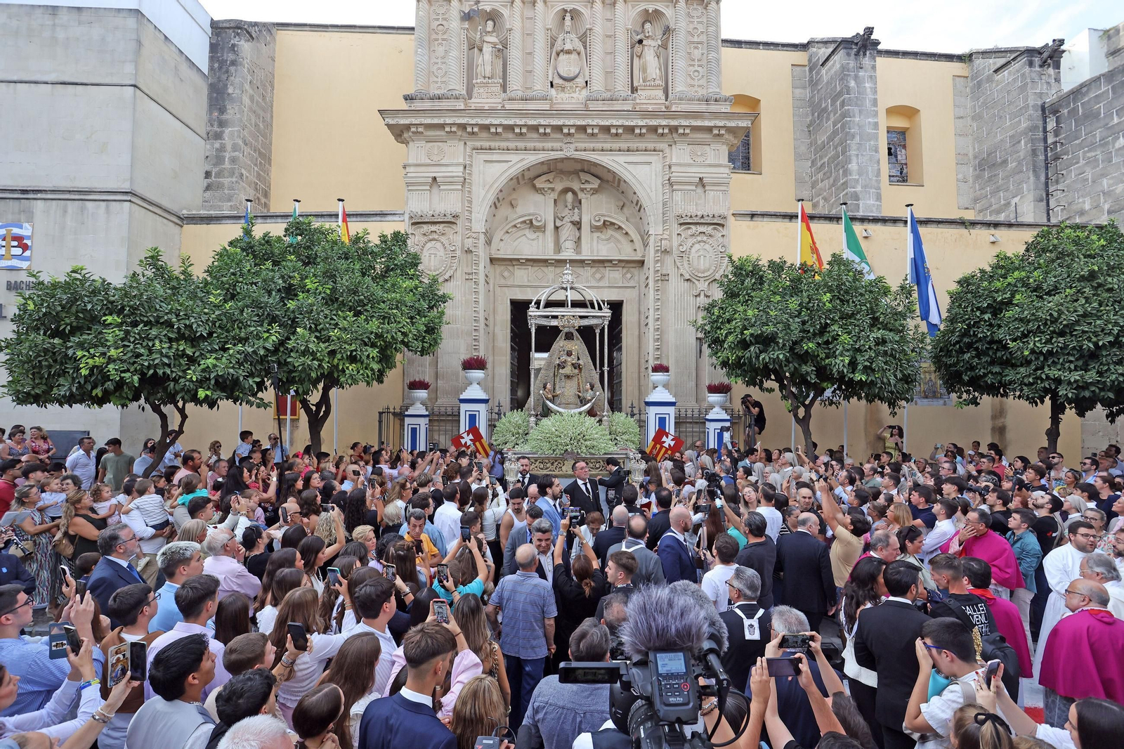 La imagen de la Virgen de la Merced, tras salir de la Basílica.