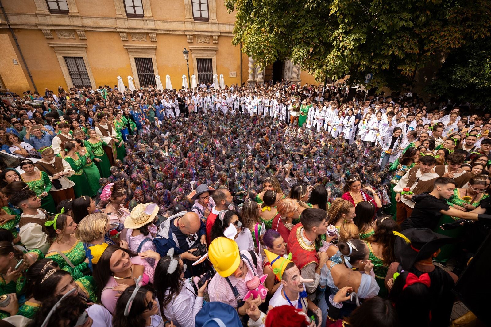 Novatadas o fiesta de Medicina en Granada: el Lucas mantiene la tradición