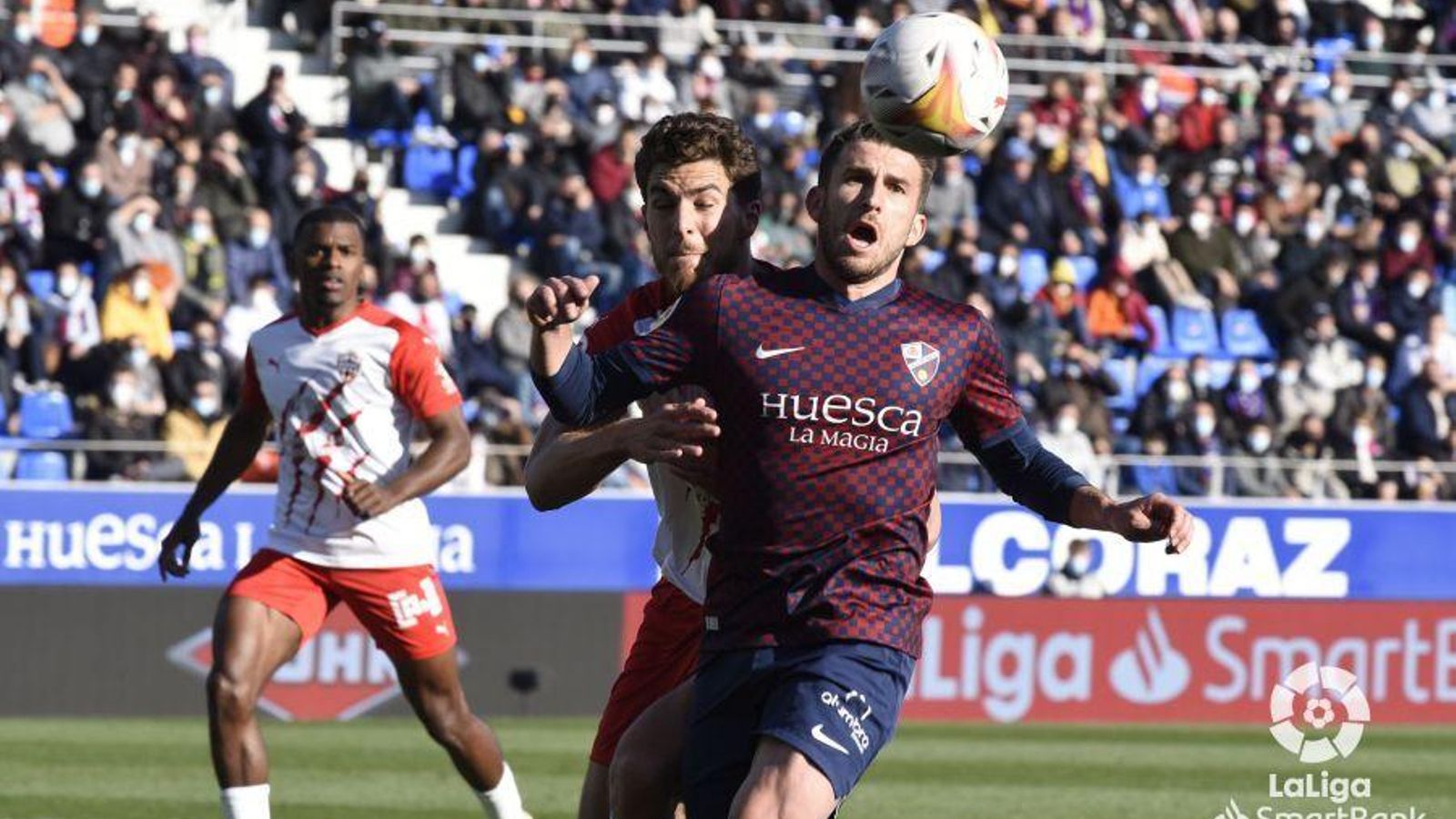 Babic defiende una subida de Florian.