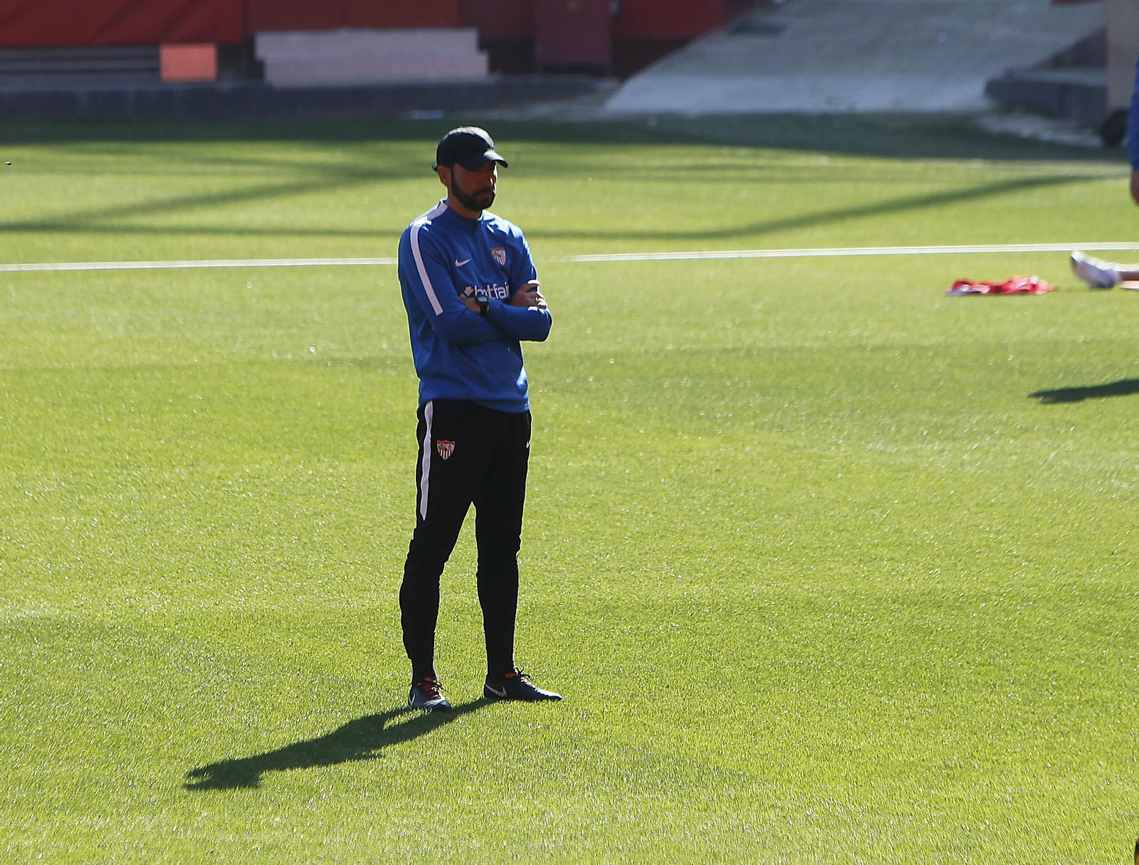 Pablo Machín, serio, en medio del Ramón Sánchez-Pizjuán en el entrenamiento de ayer.