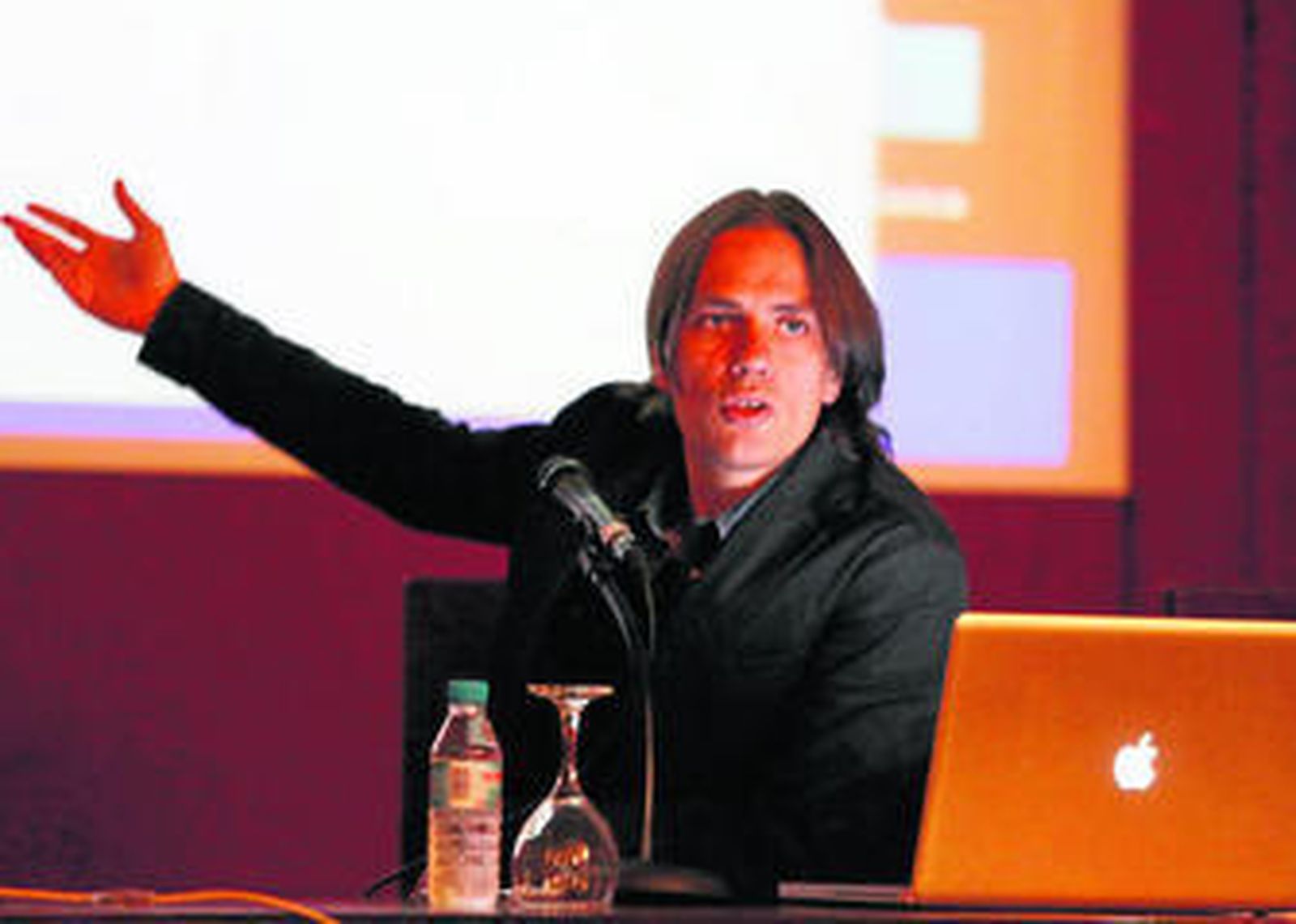 El guionista Rafael Cobos, ayer durante su ponencia en el salón de actos de la Escuela de Arte.