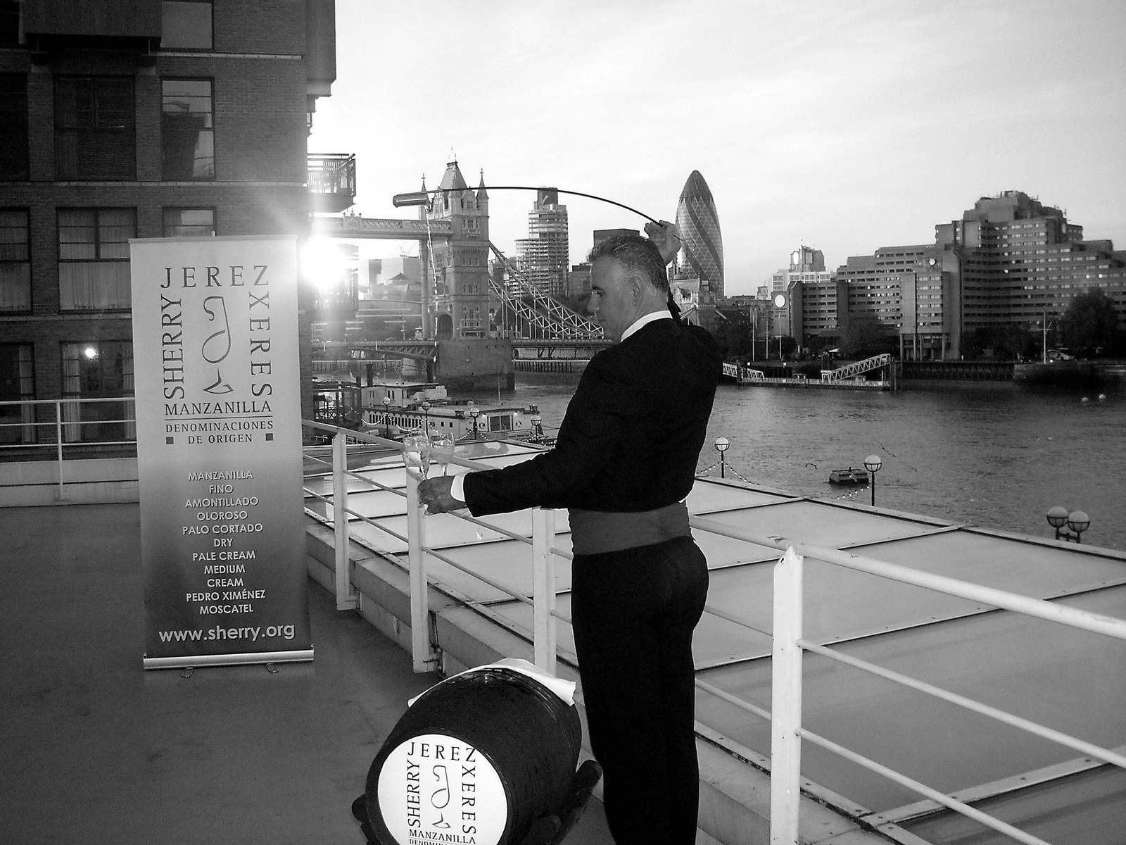 Un venenciador sirve unas copas de vino de Jerez junto al Támesis en una acción promocional del Consejo Regulador en Londres.