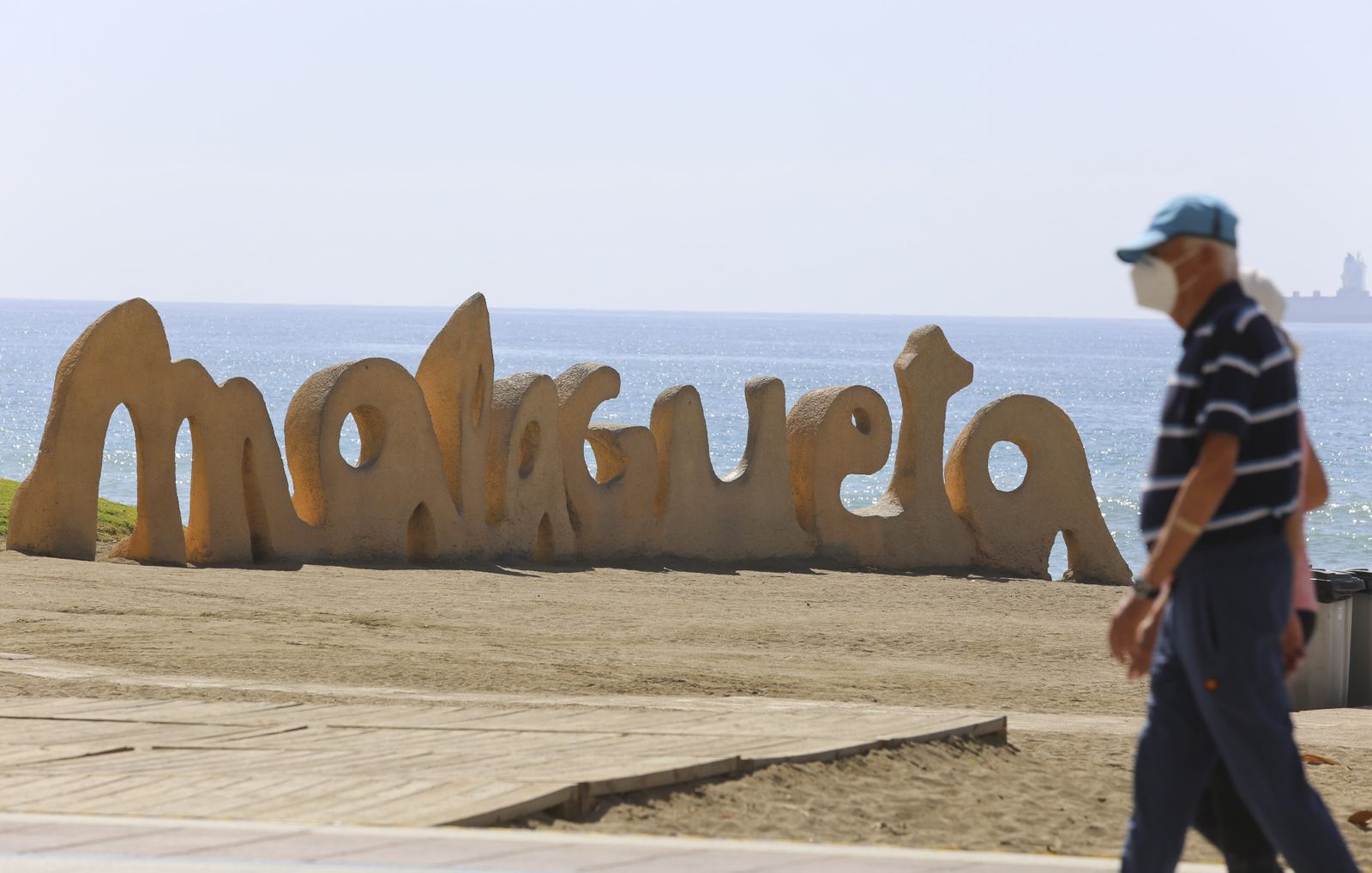 Fotos de la playa de la Malagueta, en Málaga, vacía pese al calor