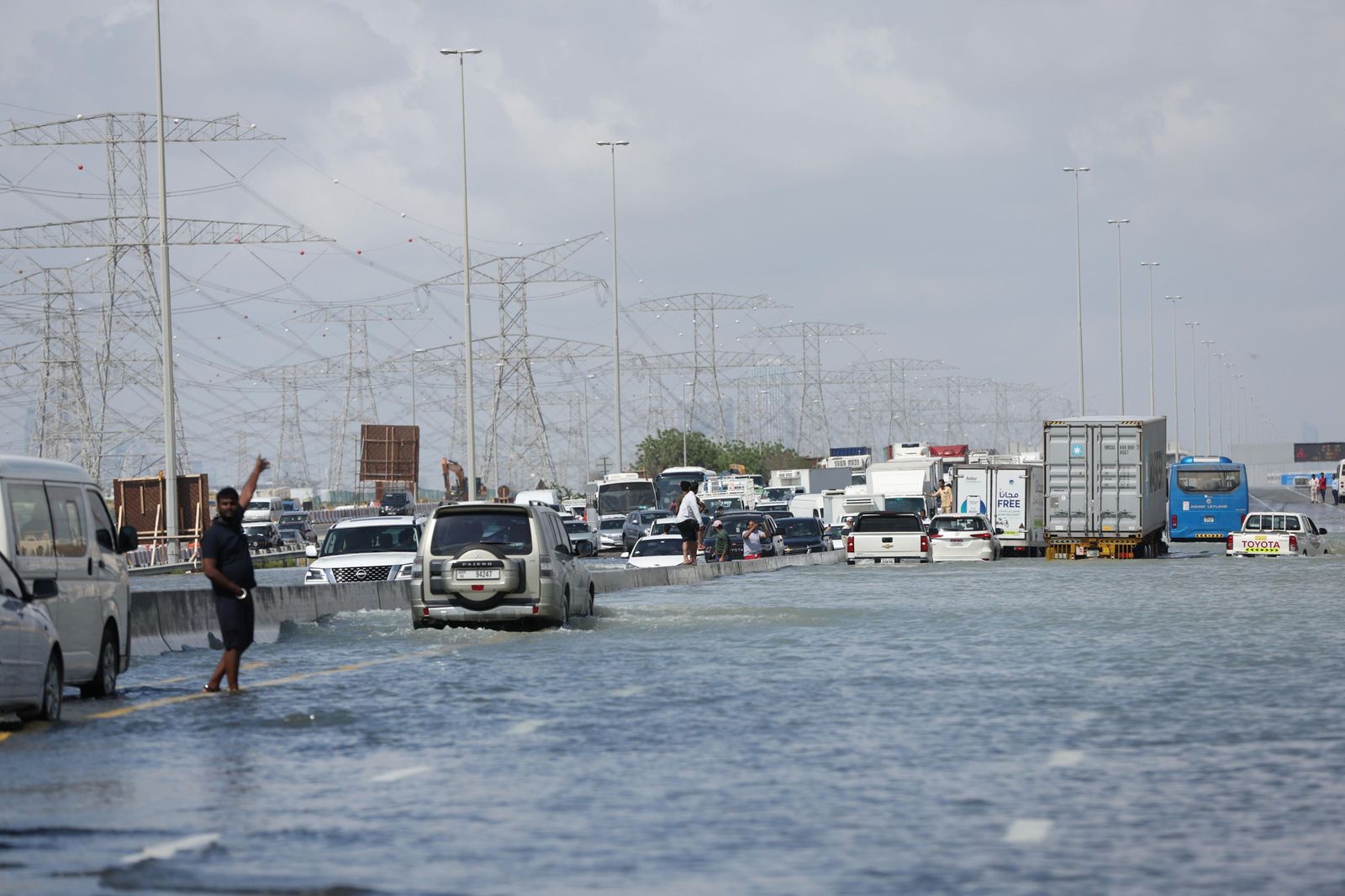 Las terribles y devastadoras lluvias en Emiratos Árabes Unidos