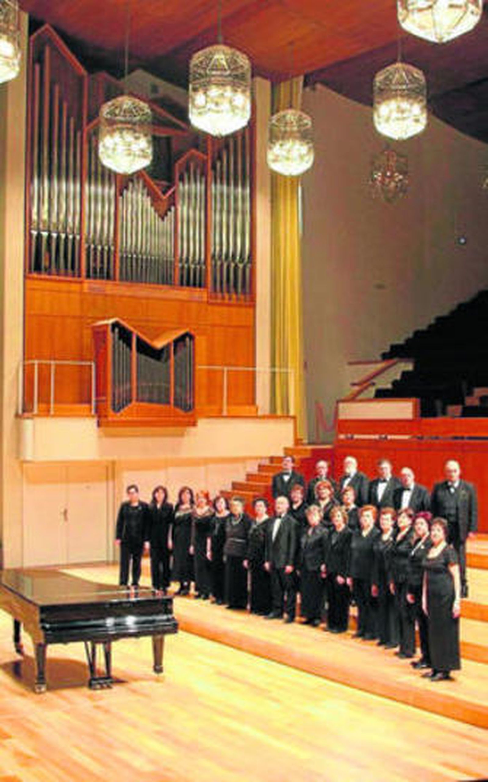 La agrupación, con Algis Zaboras en el centro.