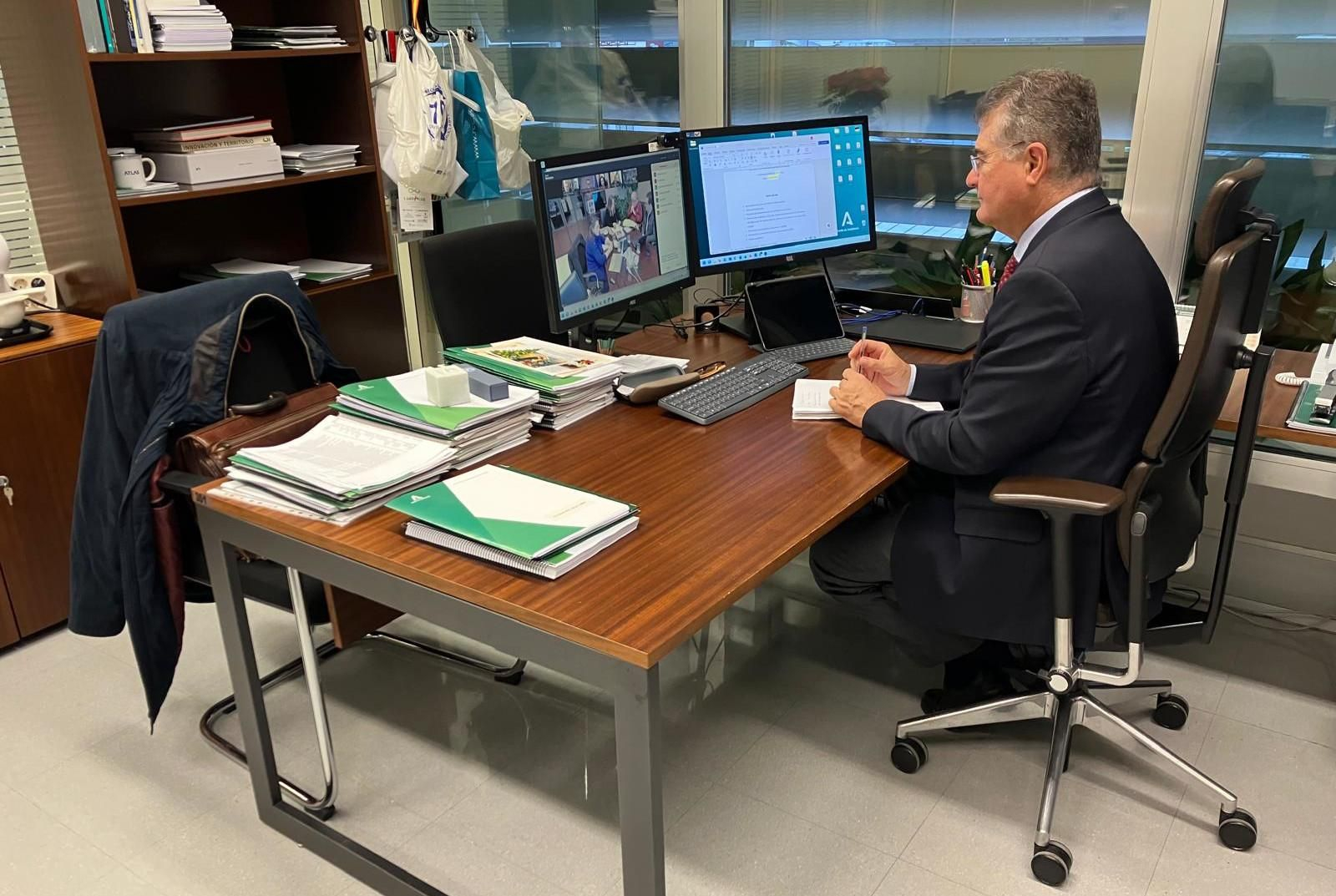 Antonio Posadas preside la reunión del Caizem.