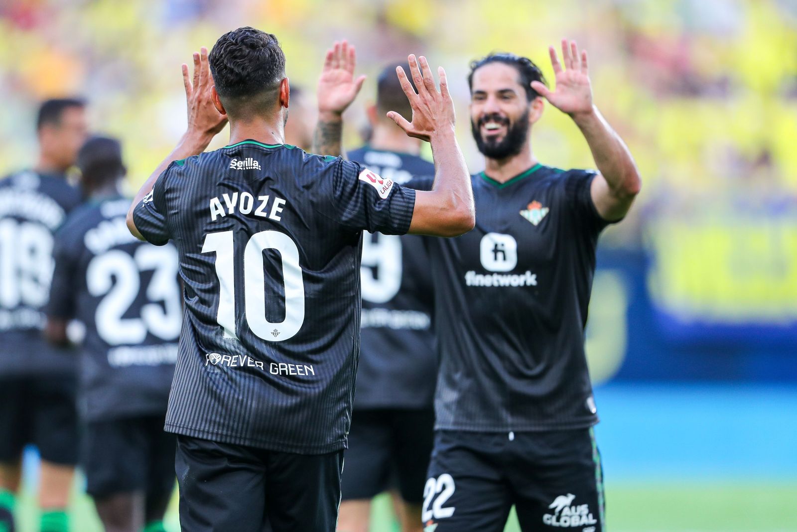 Isco felicita a Ayoze tras el 0-1 del Betis en Villarreal.