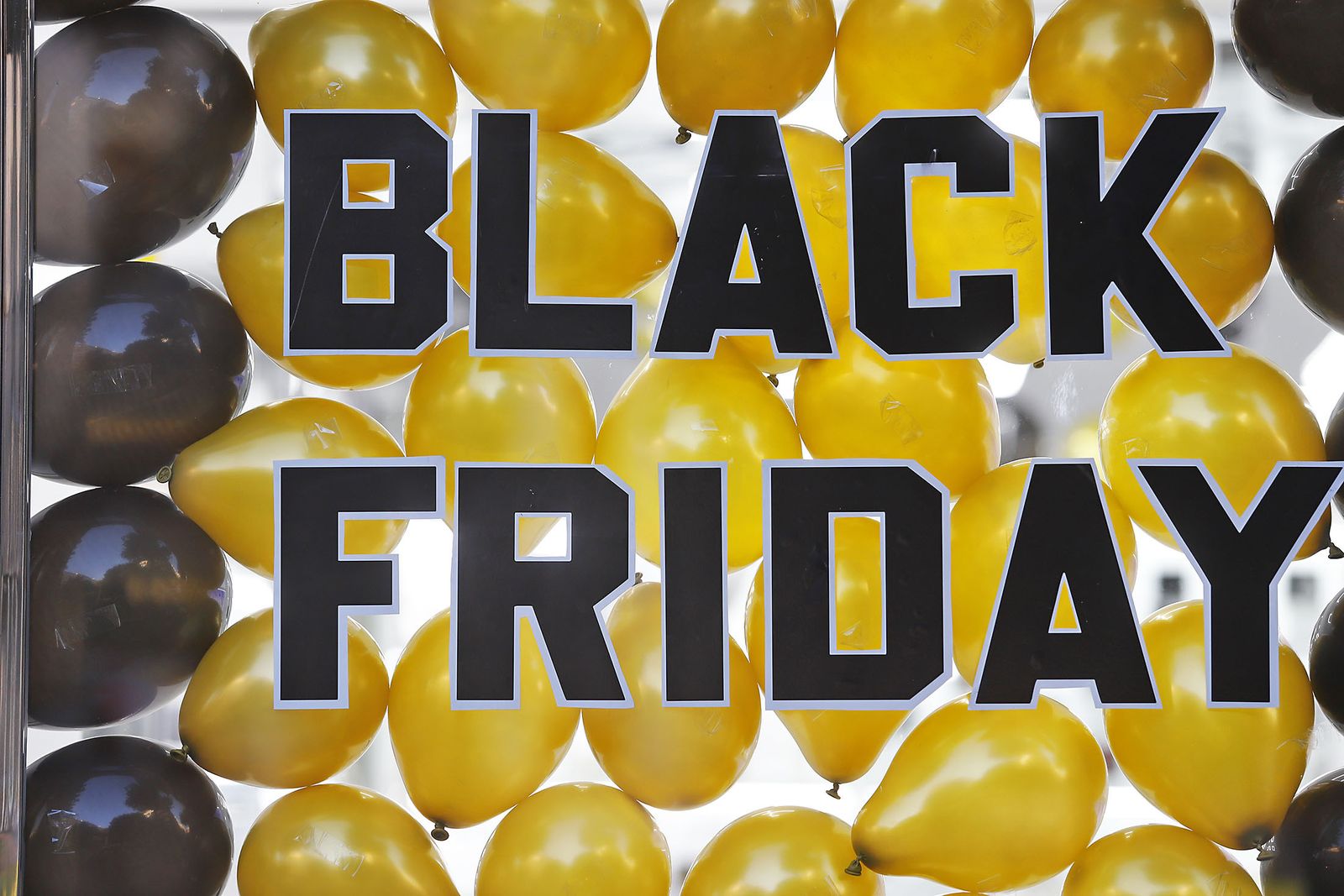 Ambiente en las calles del centro de Huelva con el Black Friday