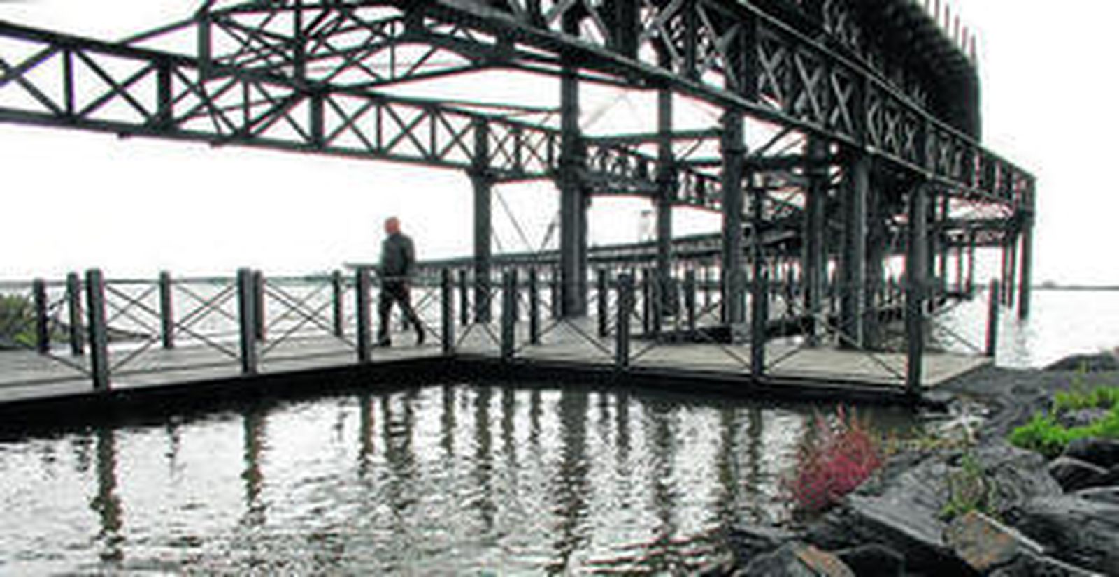 La marea del siglo, en la tarde de ayer, desde el Muelle de Riotinto.