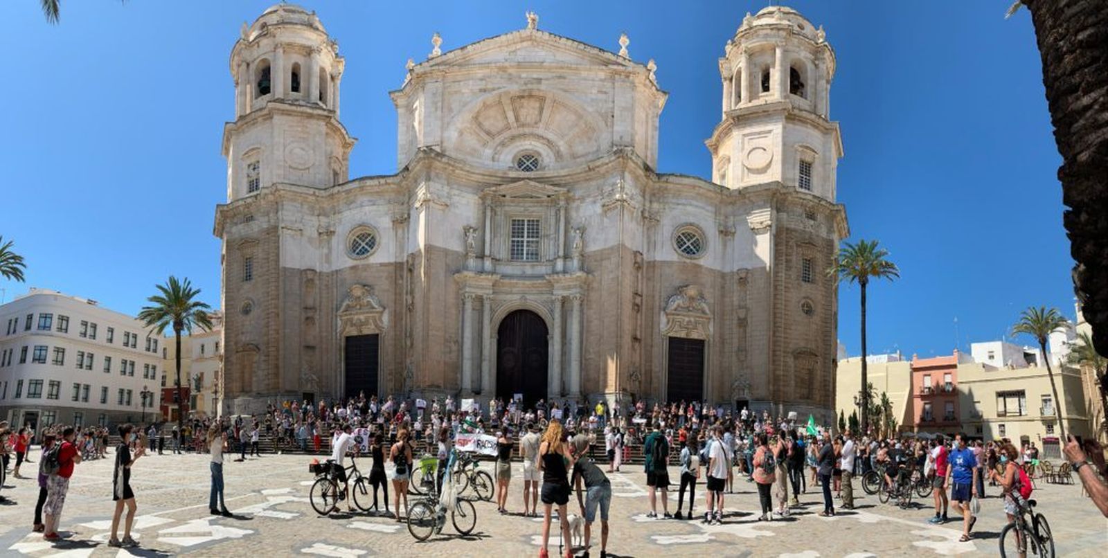 La concentración en protesta por la muerte de George Floyd y los abusos policiales, el pasado lunes, en la catedral de Cádiz.
