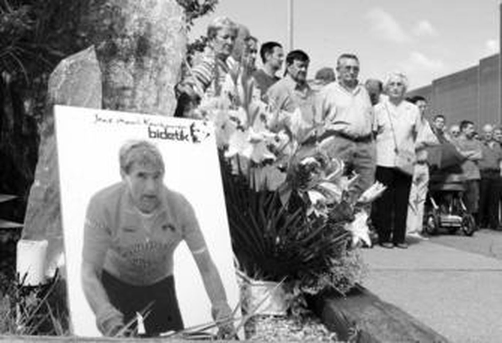 Los familiares y amigos del empresario Korta durante el acto de homenaje que se le tributó ayer en el octavo aniversario de su asesinato por ETA.