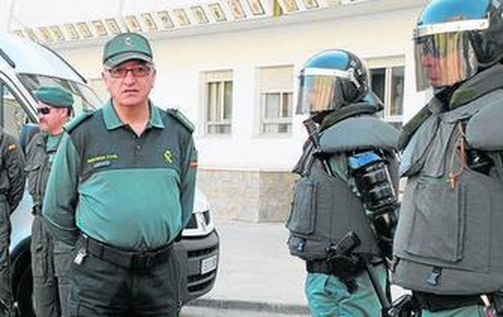 Emiliano Quintana F., tras el coronel de la Comandancia y con gafas de sol.