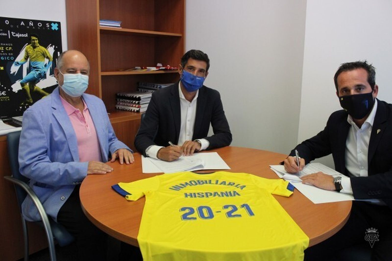 Enrique Pérez, Ramón Rodríguez de Trujillo y Álvaro Pedreño firman el acuerdo.