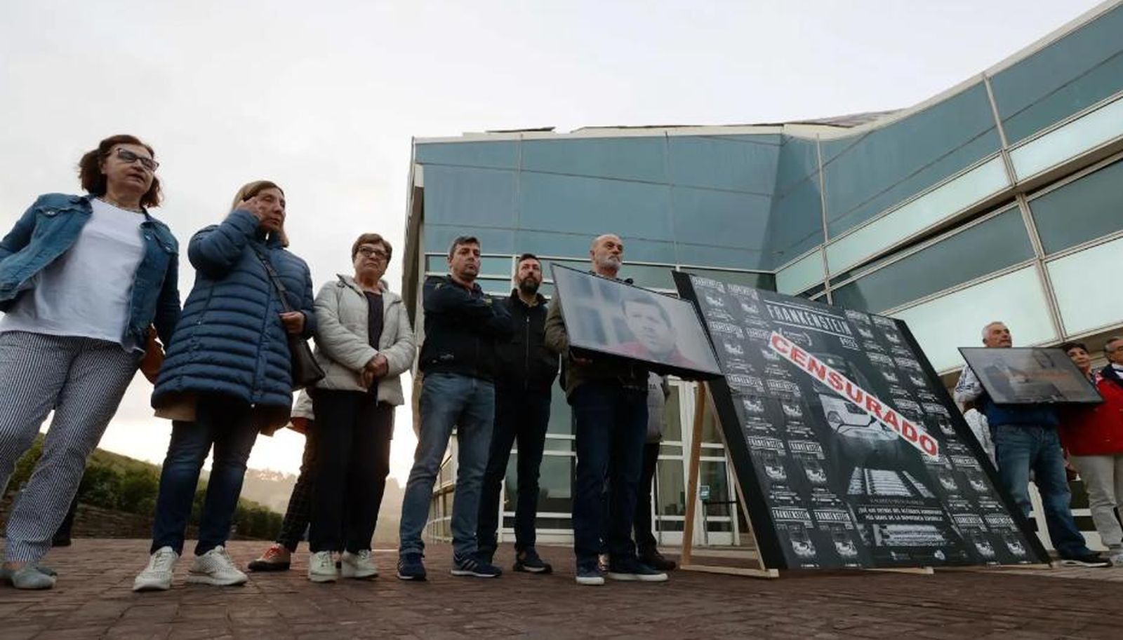 Familiares de las víctimas del Alvia que descarriló en Santiago, provocando ochenta muertos y casi centenar y medio de heridos. EFE/ Lavandeira Jr