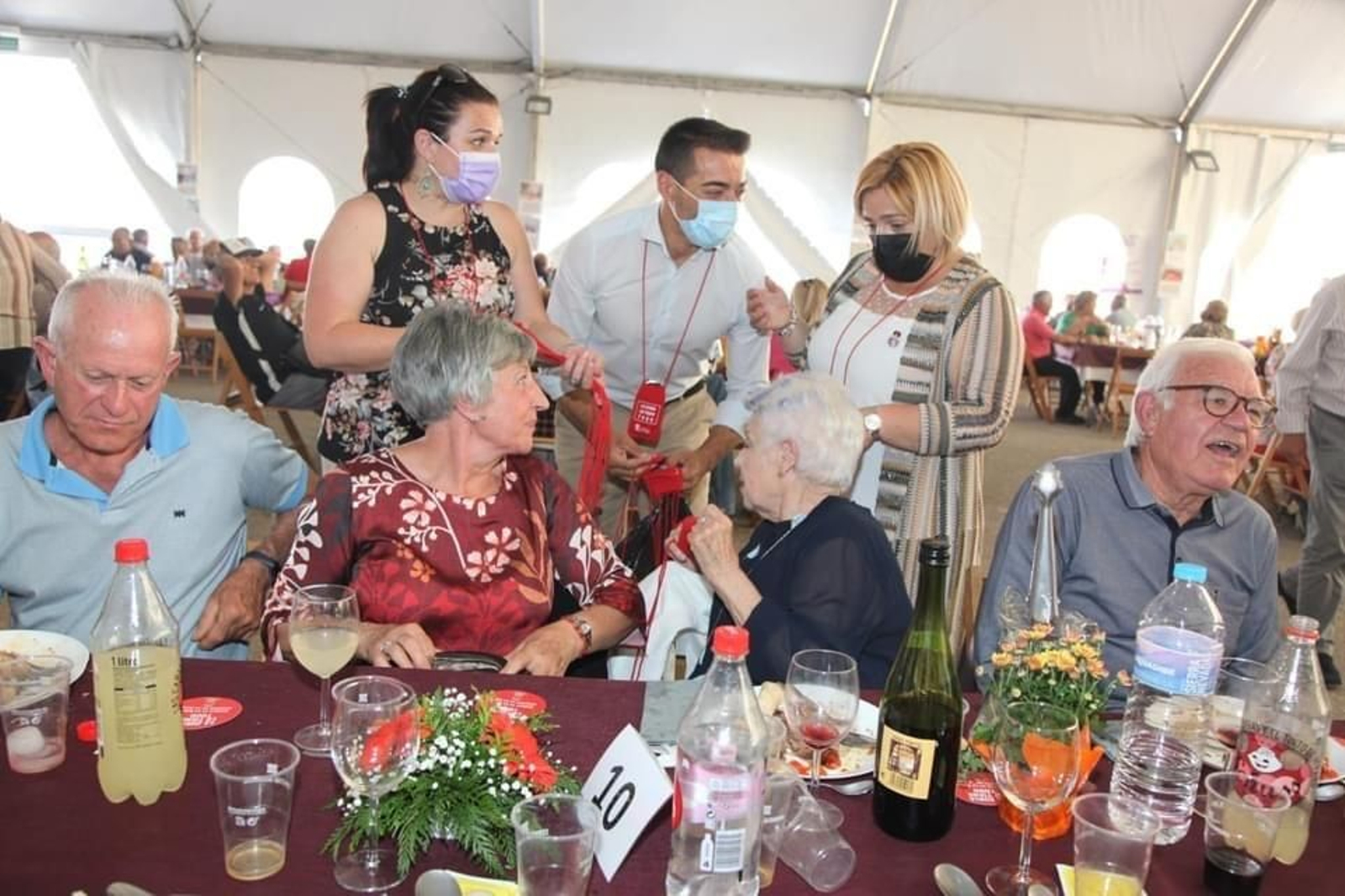 Más de medio millar de mayores de La Zubia se reencuentran tras la pandemia en un tradicional almuerzo de las fiestas