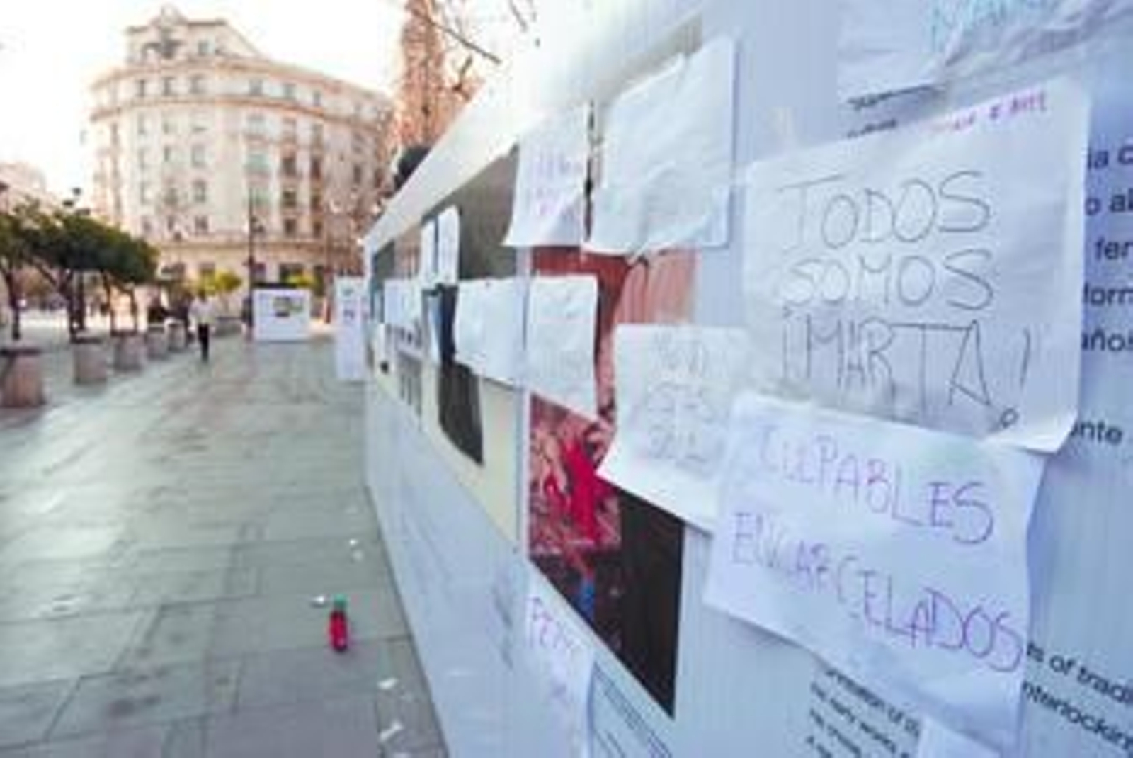 Carteles en recuerdo de Marta del Castillo en la Plaza Nueva.