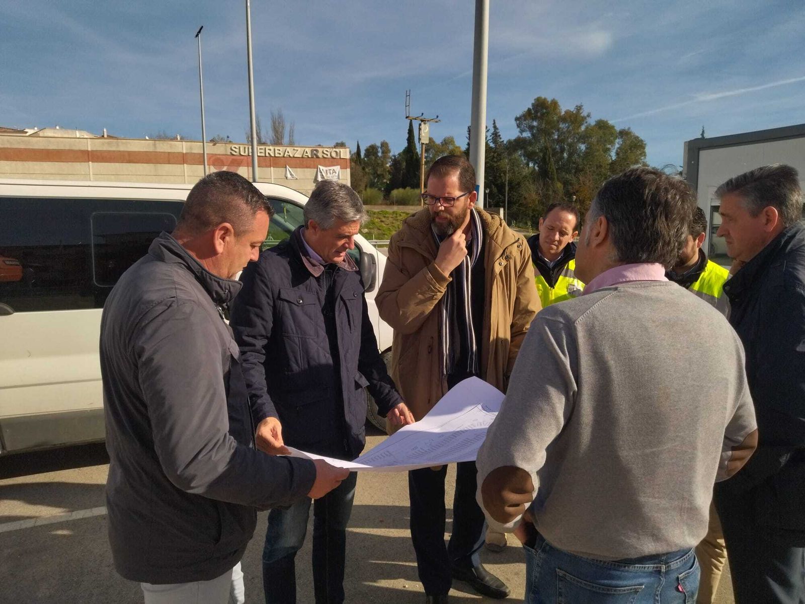 El alcalde ve los planos de la obra.