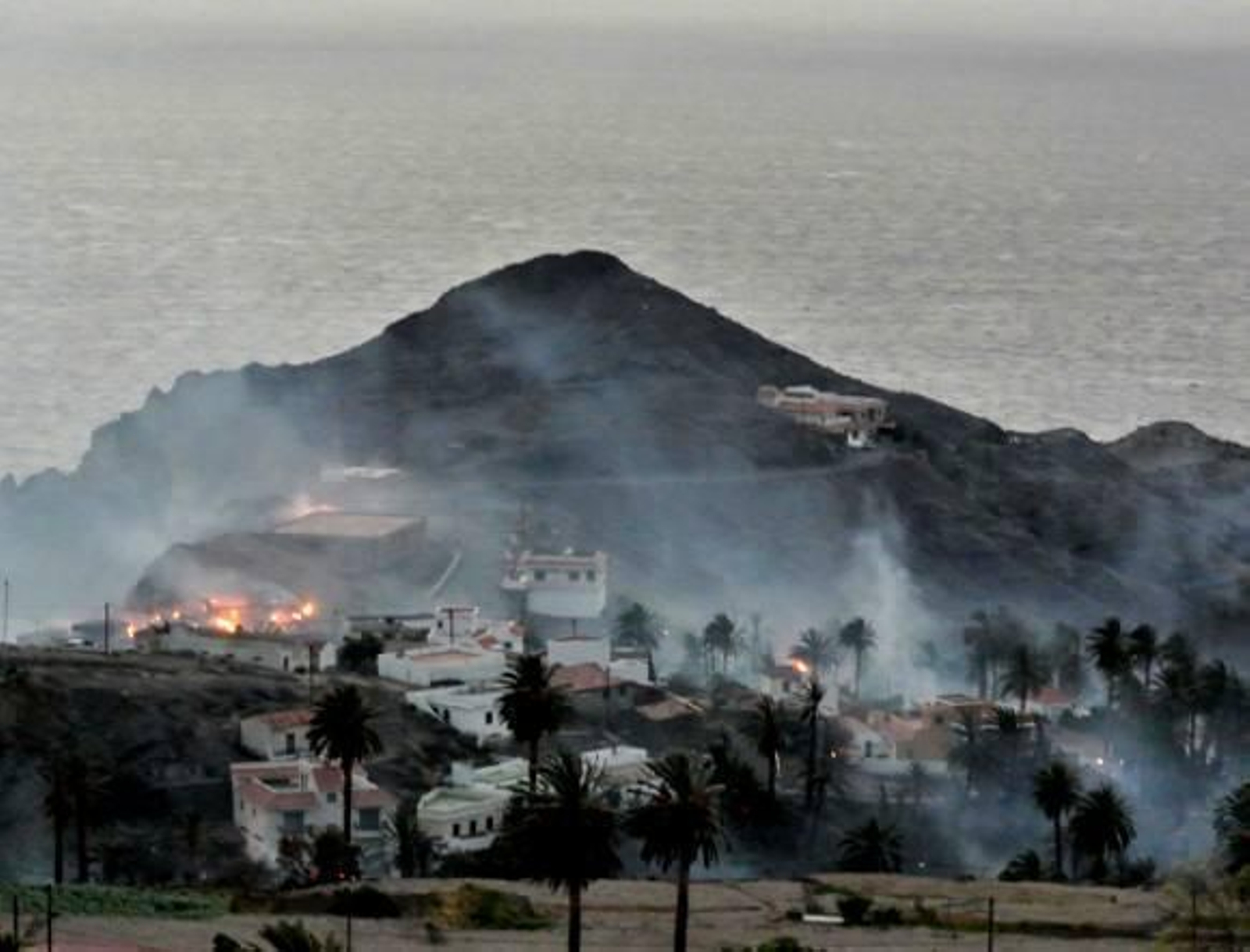 Evacúan el municipio tinerfeño de Vilaflor por el avance del incendio forestal