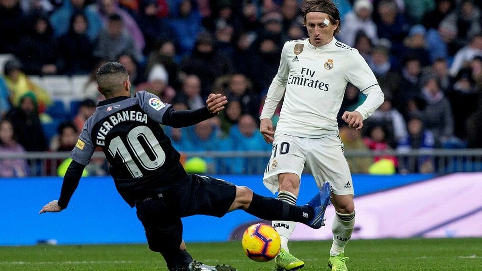 Banega tapa a Modric en el encuentro de hace un año.