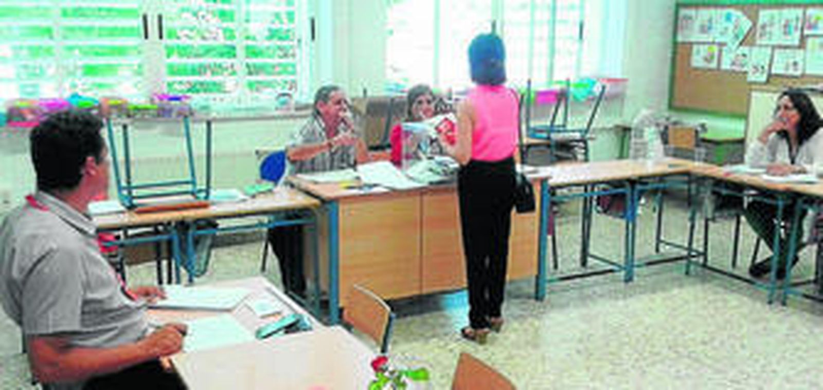 En los extremos de la foto, Carlos Vázquez frente a R. María Caballero.