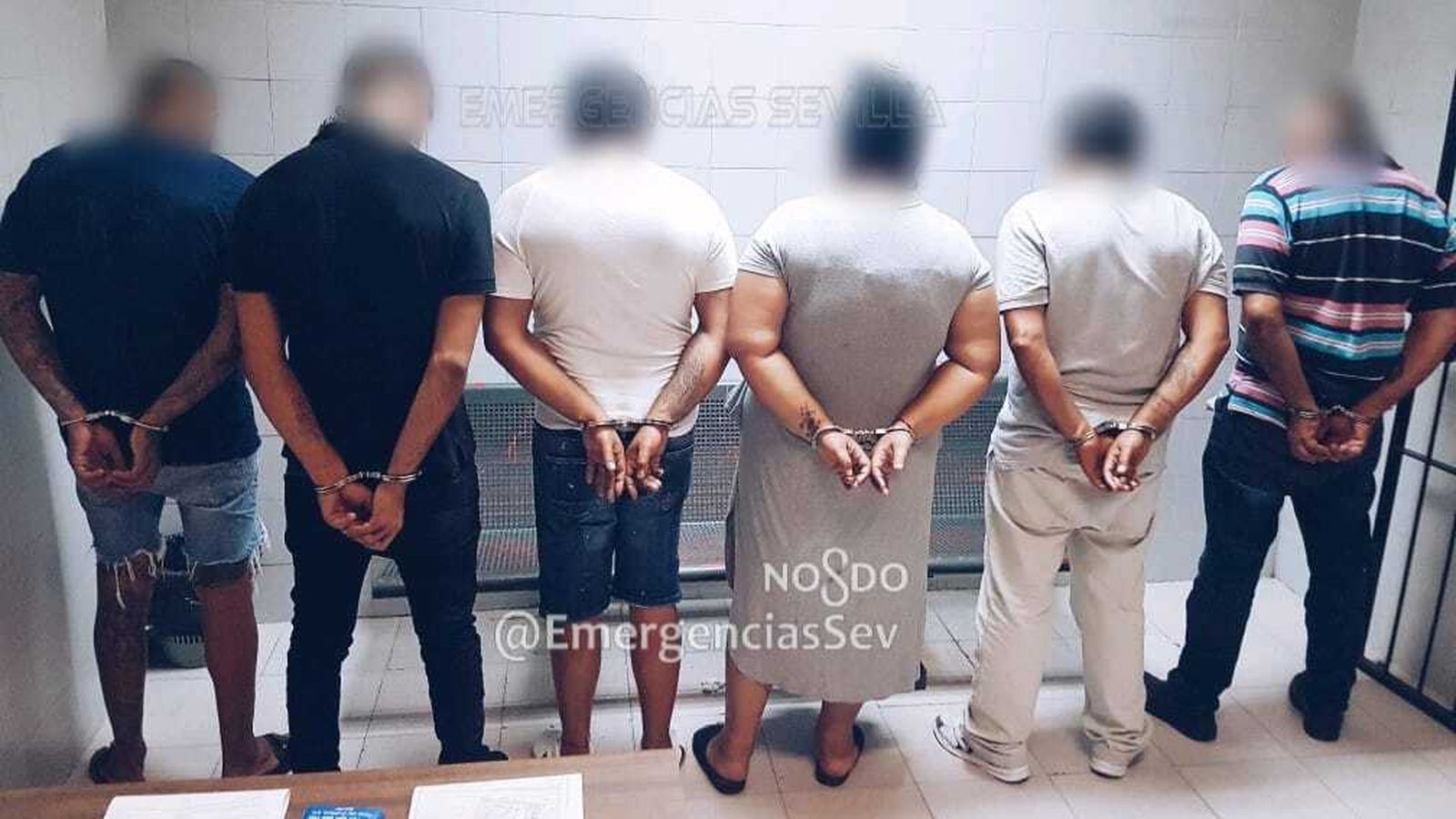 Los seis detenidos en la reyerta en la barriada Madre de Dios.