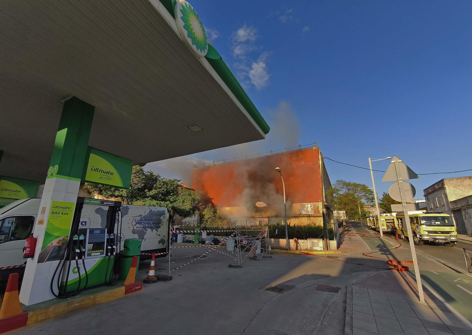 Fotos del incendio de la edificio abandonado en la avenida Gesto por la Paz de Algeciras