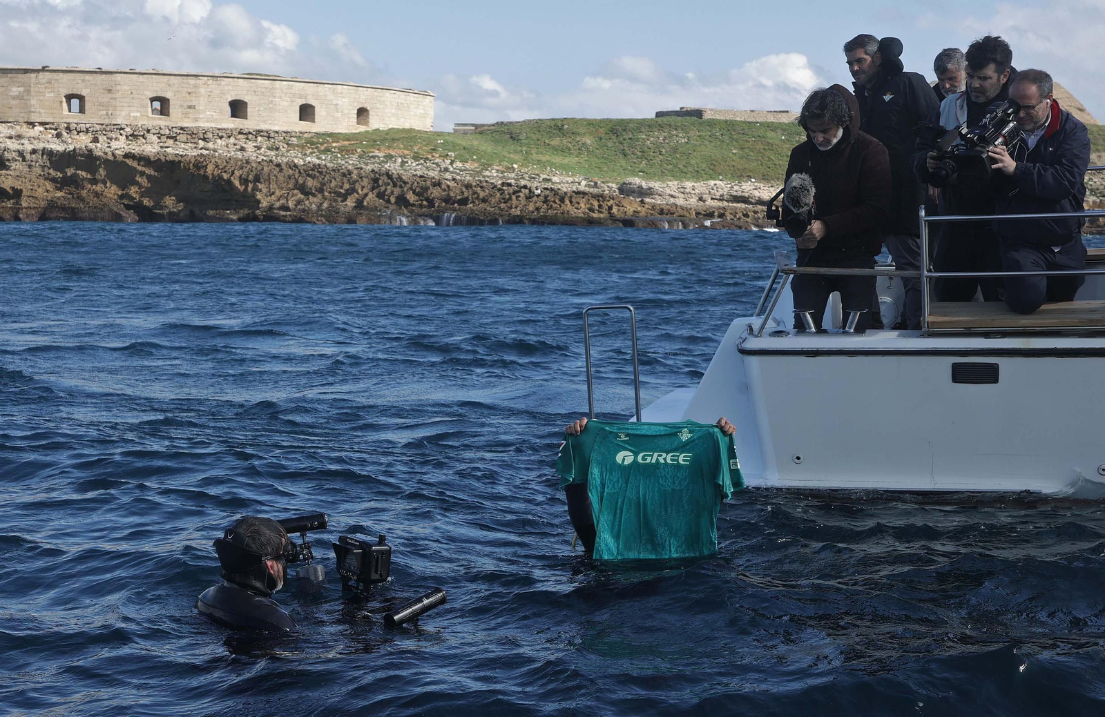 Fotos de la nueva camiseta ecológica del Real Betis fabricada con algas