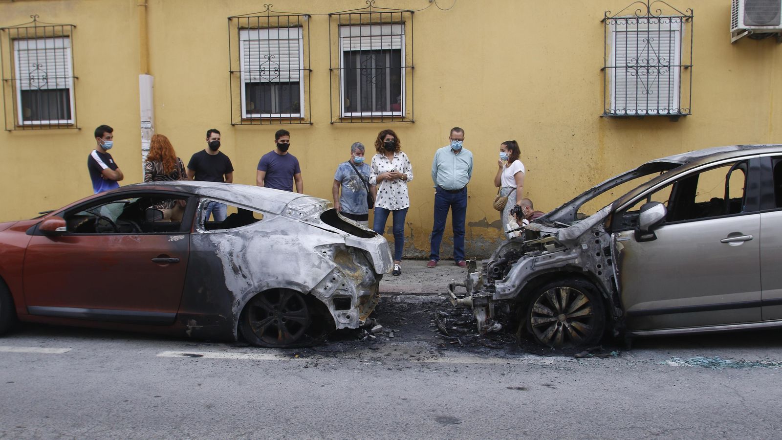 Varios vecinos contemplan cómo quedaron los coches en Madreselva.