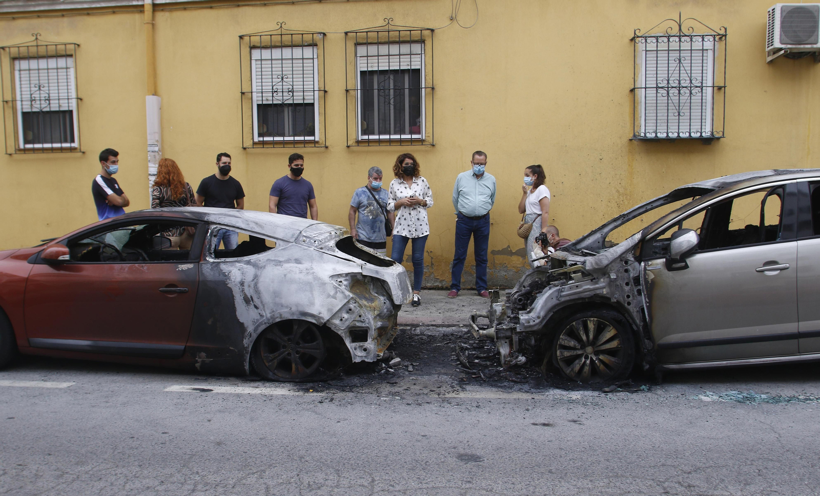 Varios vecinos contemplan cómo quedaron los coches en Madreselva.