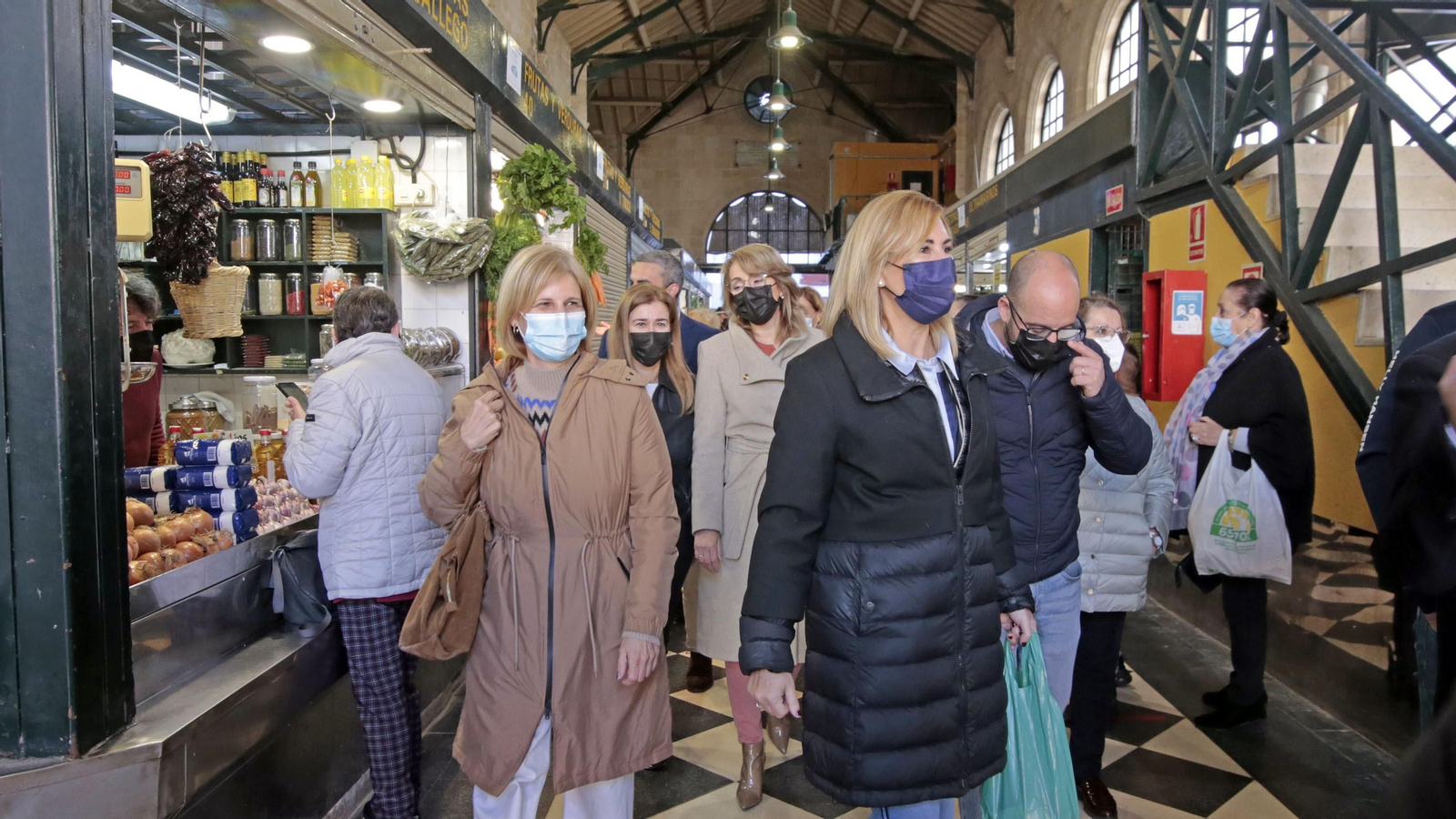Visita de Ana Beltran a la plaza de abastos de Jerez