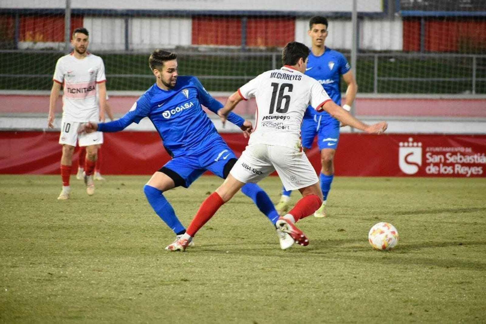 Dani Molina trata de cerrar el paso a Mecerreyes.