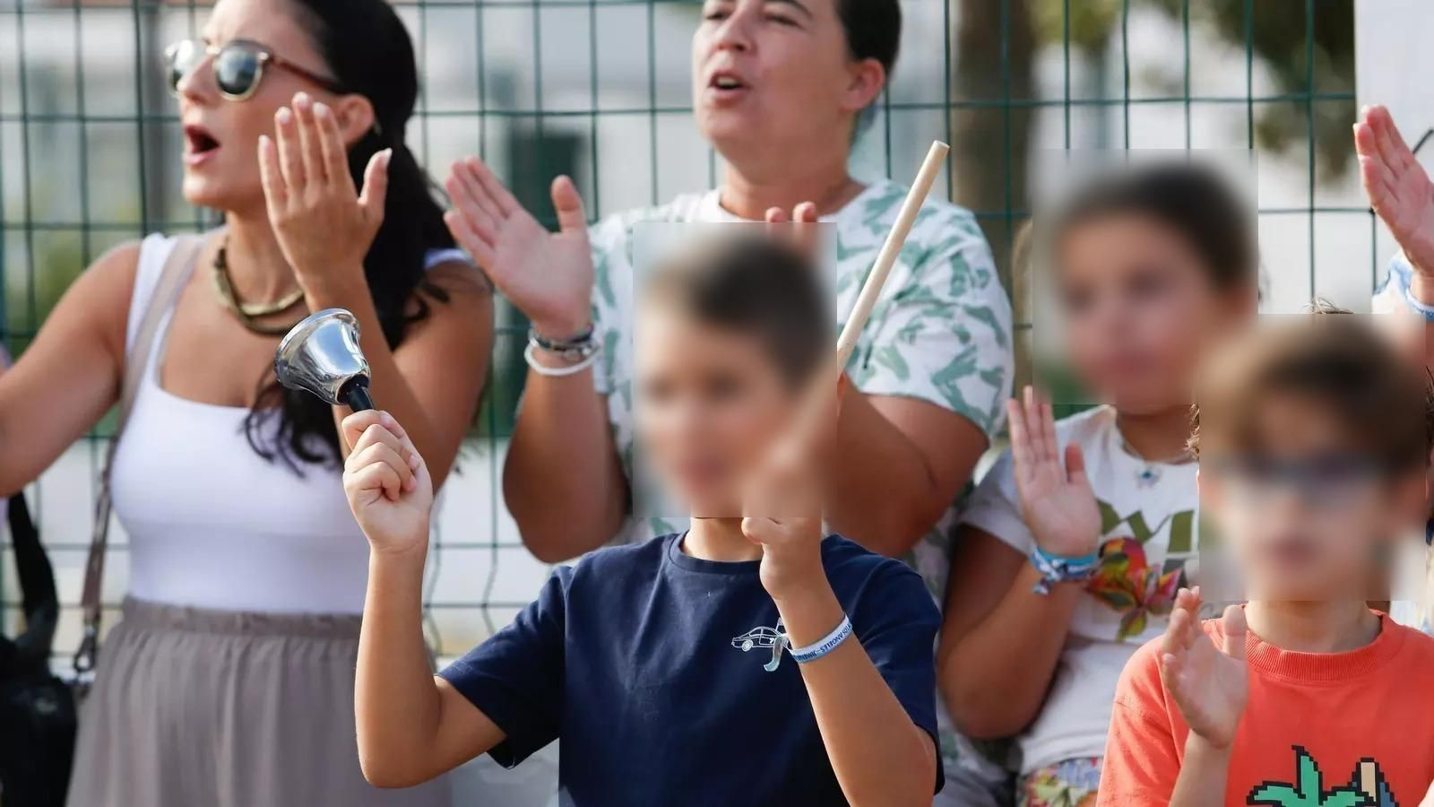 Manifestación de los alumnos y las familias del CEIP Aljibe de Jimena, este lunes.