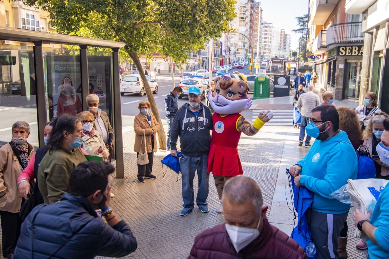 Onuba, la mascota del Mundial, de promoción por Isla Chica.