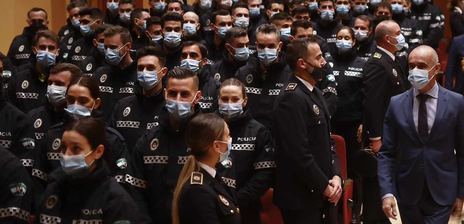 El alcalde, Antonio Muñoz, con los policías locales en el acto de ayer.