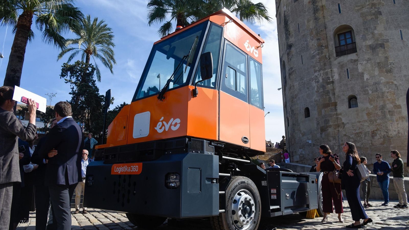 El tractor para entornos logísticos de EVO junto a la Torre del Oro de Sevilla El tractor para entornos logísticos de EVO junto a la Torre del Oro de Sevilla