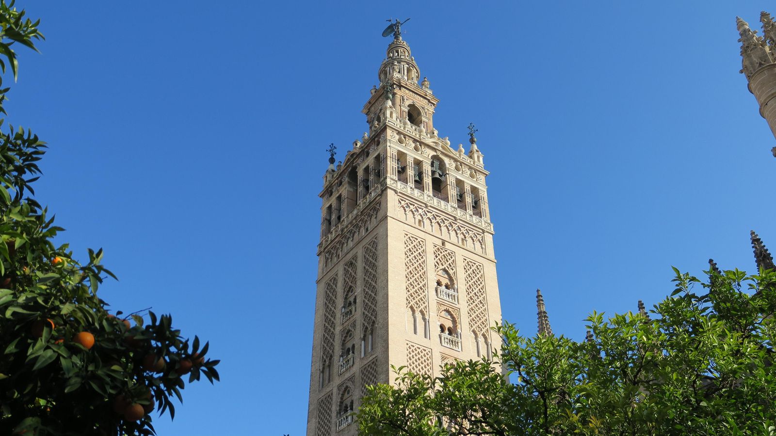 La cara oeste de la Giralda.