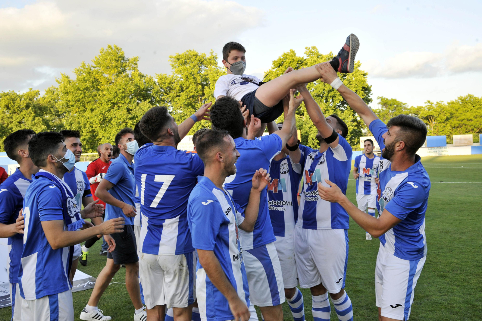 Los jugadores del Jerez Industrial mantean al hijo de Pedro Garrido.