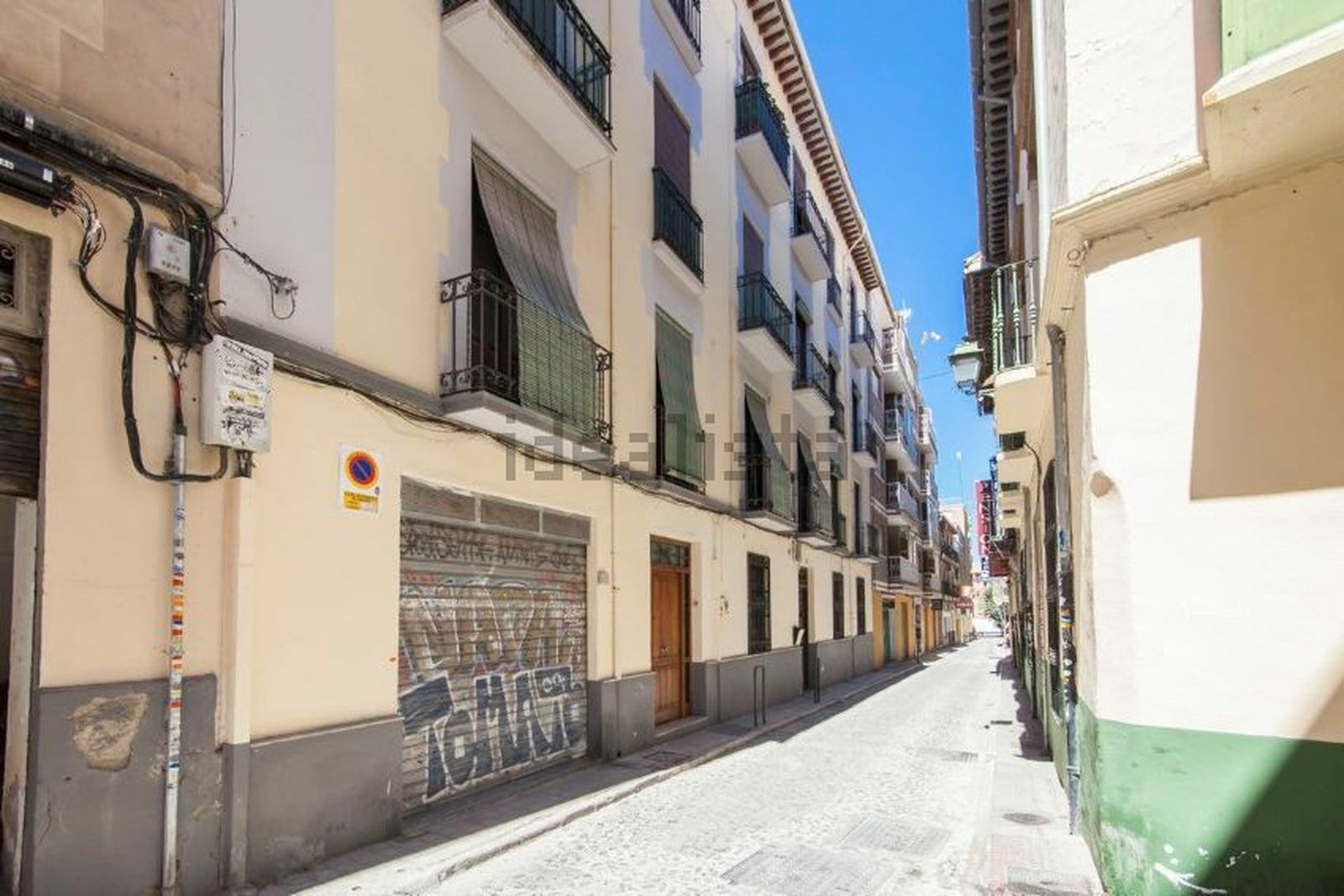 Un bebé de 18 meses cae por la ventana de un segundo piso en el Centro de Granada