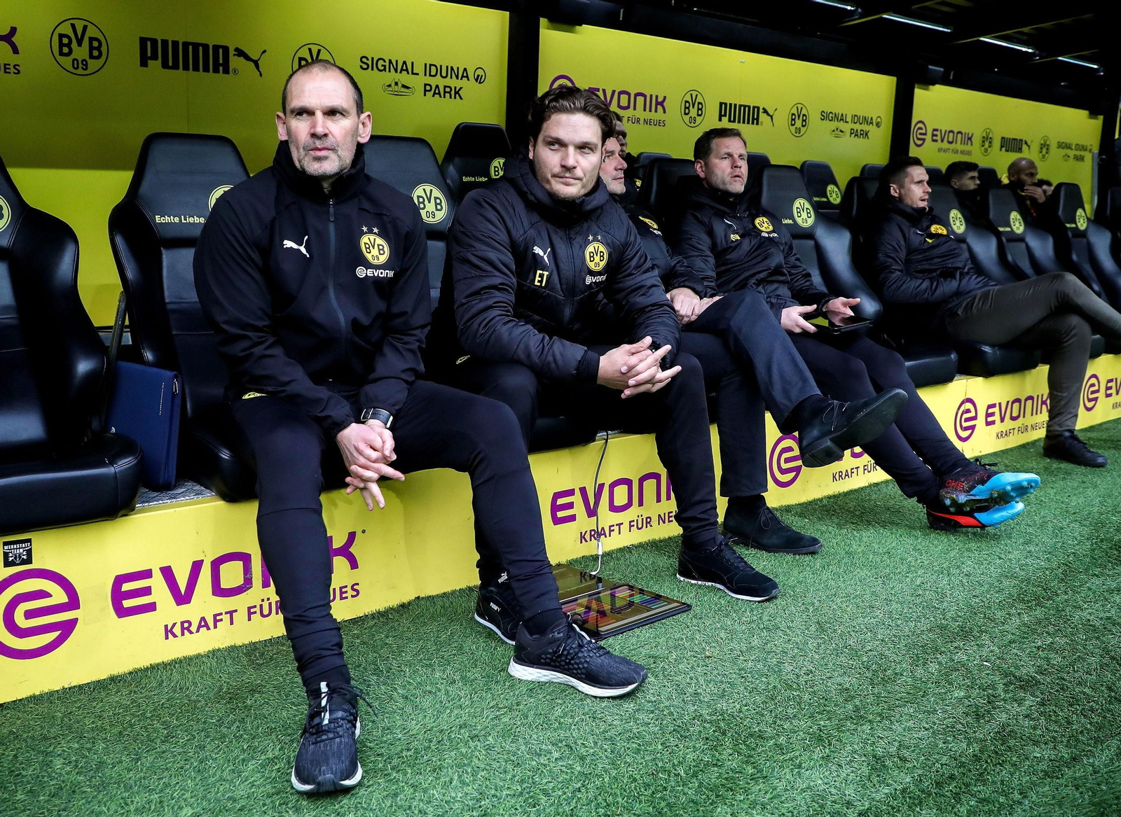 Edin Terzic, segundo por la izquierda, junto al ayudante técnico Manfred Stefes.