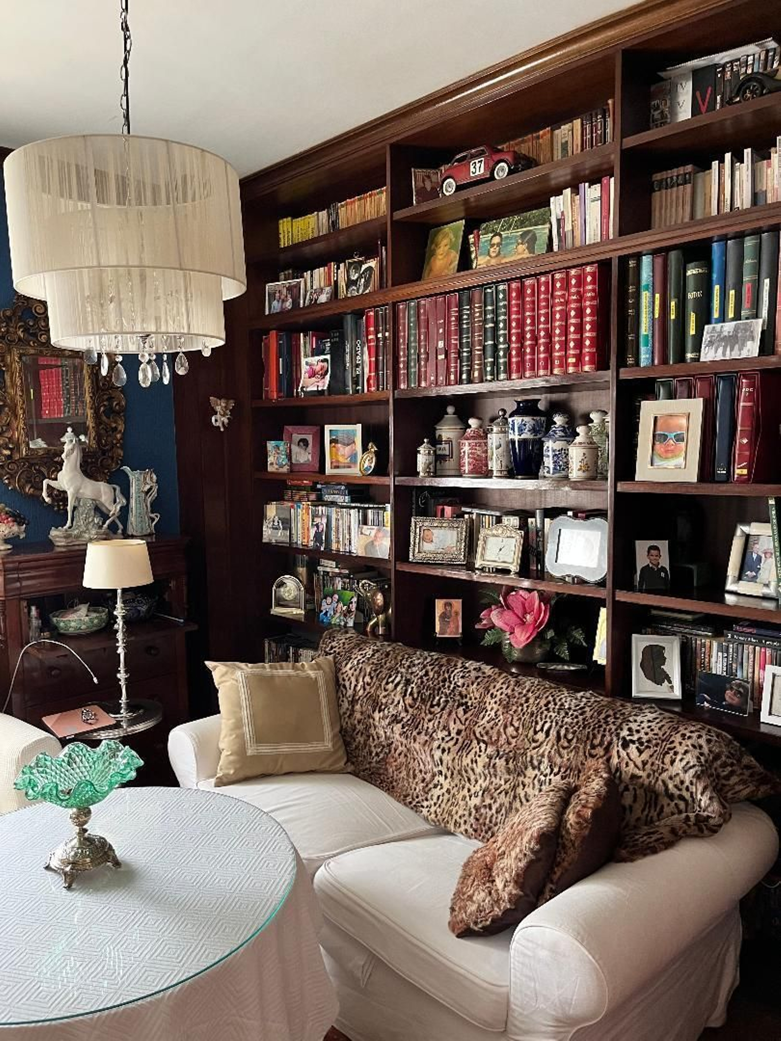 Sala de estar. Predomina la madera en la mayoría de su espacio.